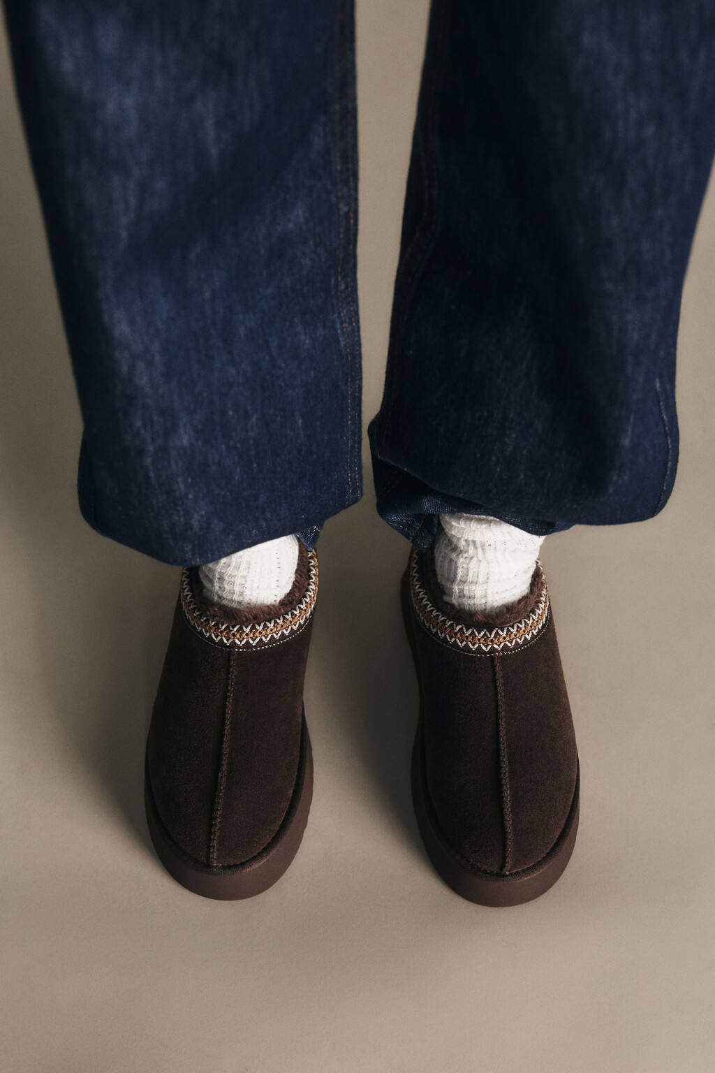 Ботинки-угги замшевые с вышивкой - цвет коричневый - 4