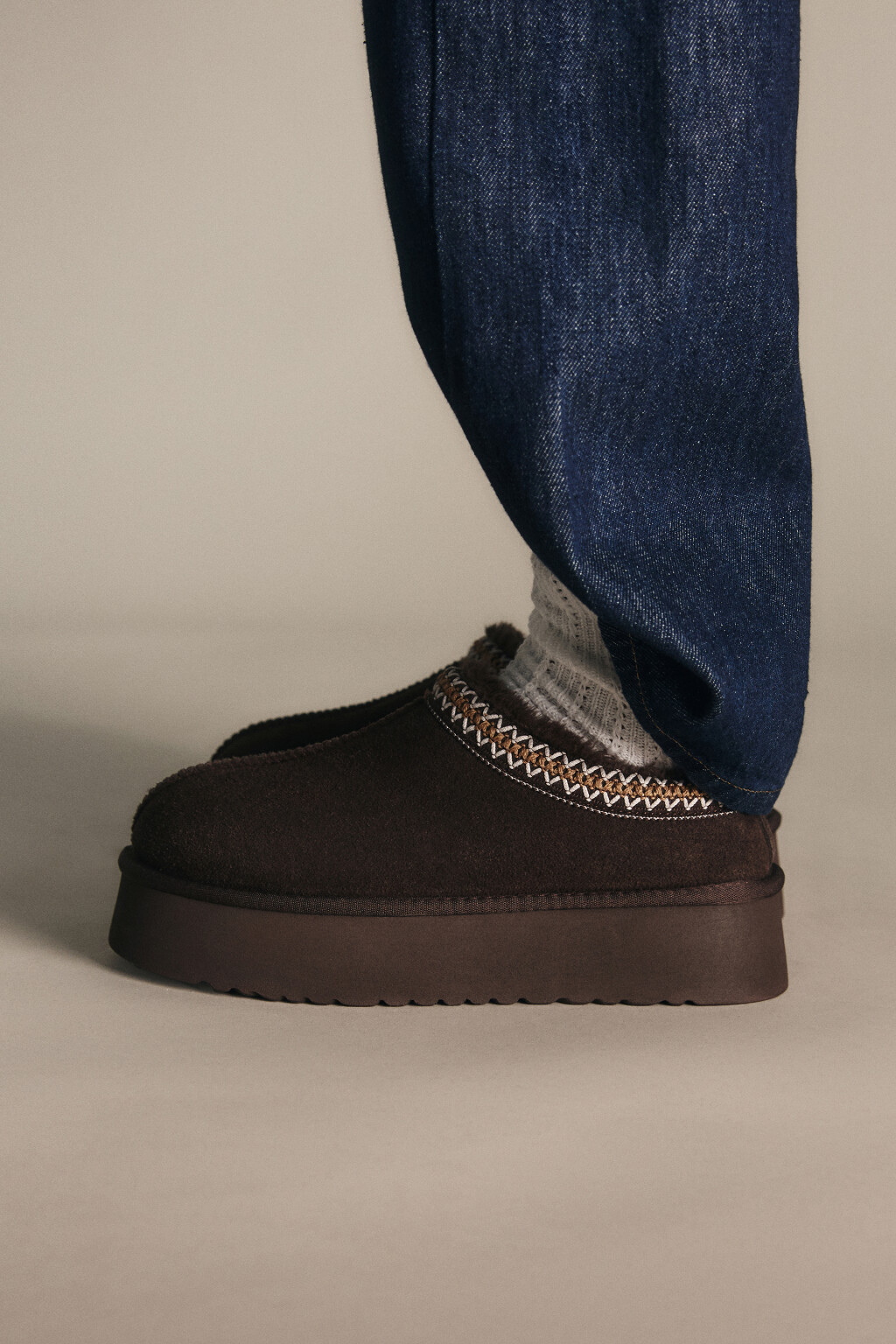 Ботинки-угги замшевые с вышивкой - цвет коричневый - 2