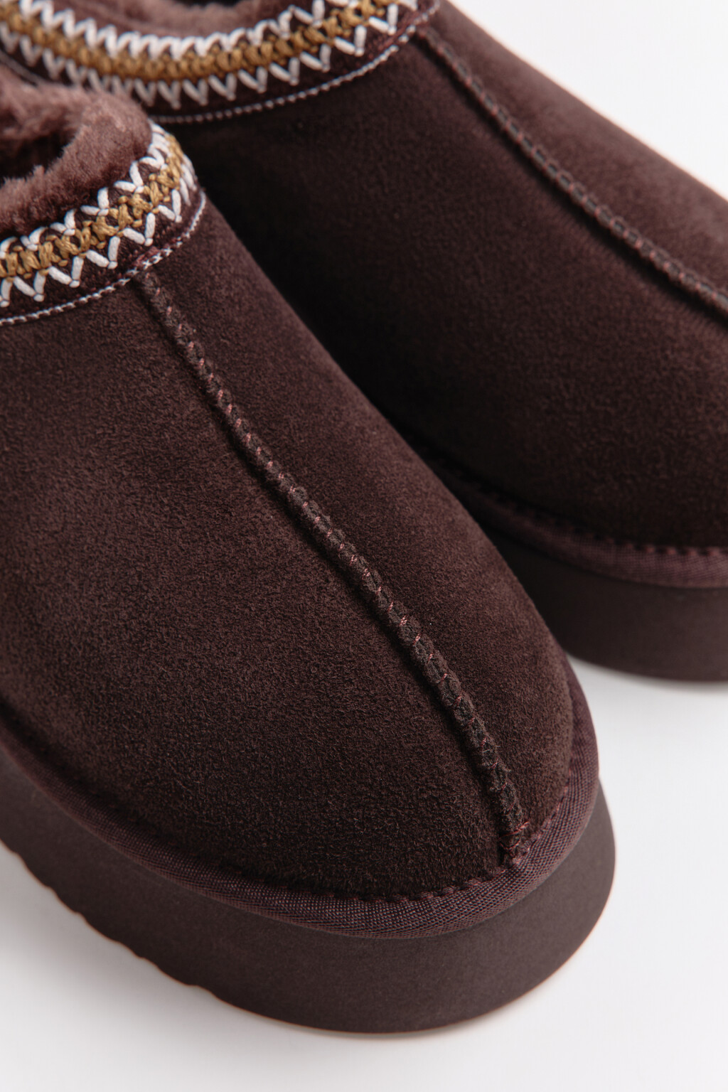 Ботинки-угги замшевые с вышивкой - цвет коричневый - 10