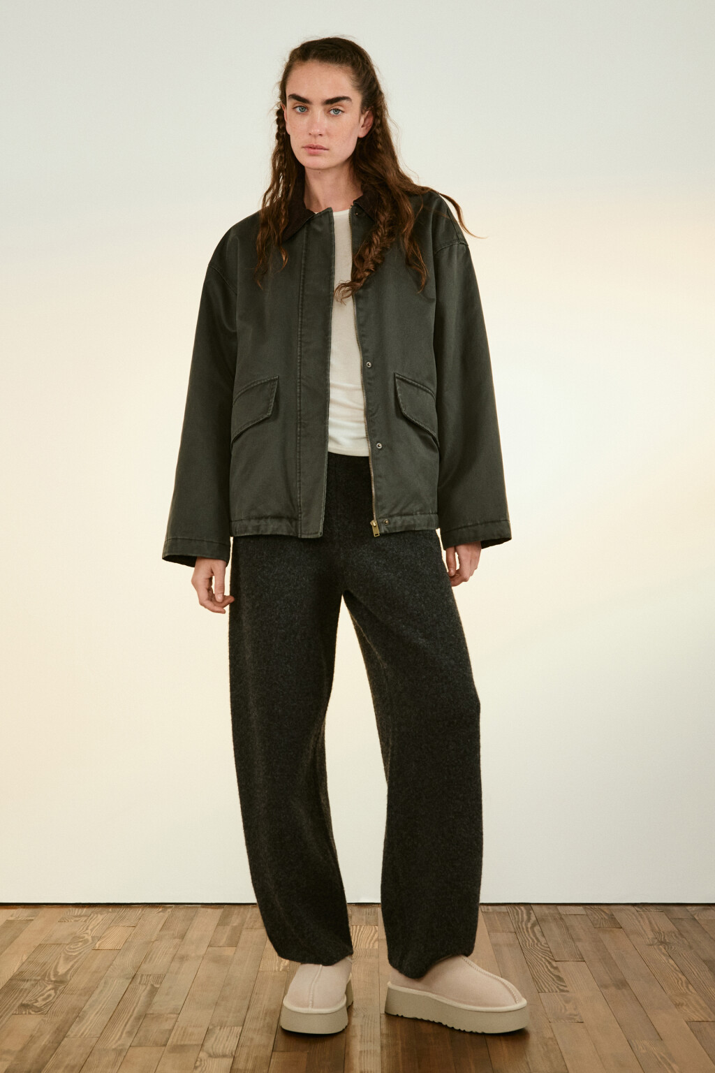 Ботинки-угги замшевые с вышивкой - цвет серый - 3