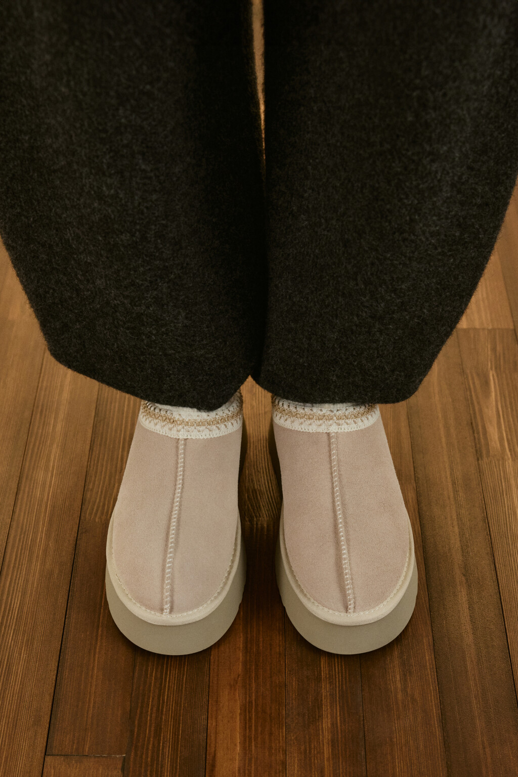 Ботинки-угги замшевые с вышивкой - цвет серый - 2