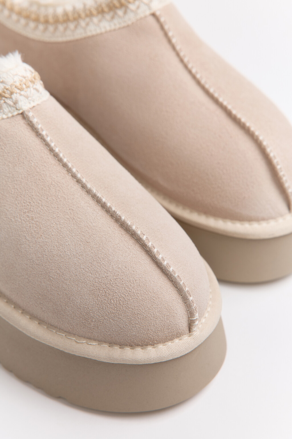 Ботинки-угги замшевые с вышивкой - цвет серый - 9