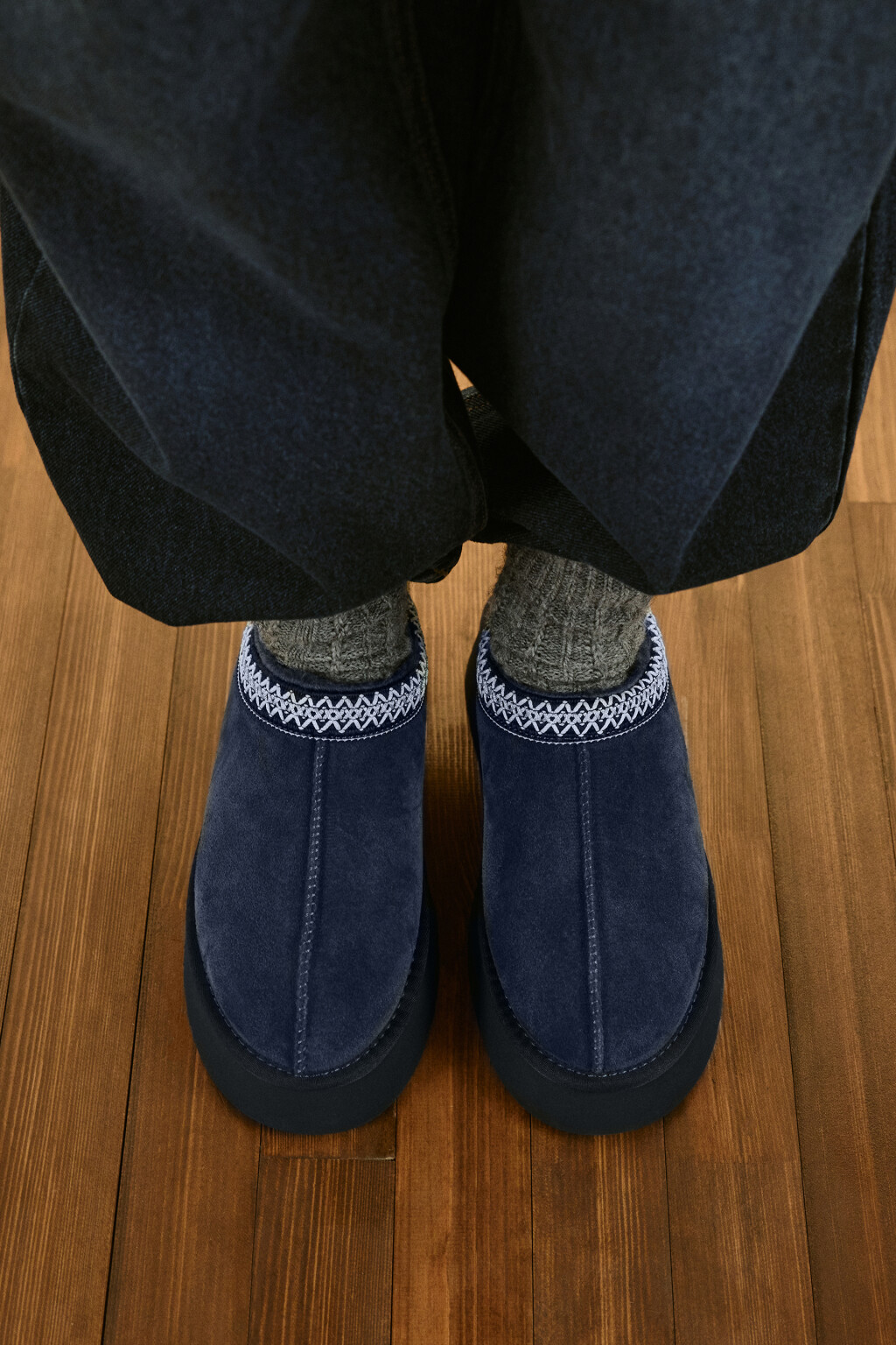 Ботинки-угги замшевые с вышивкой - цвет синий - 2