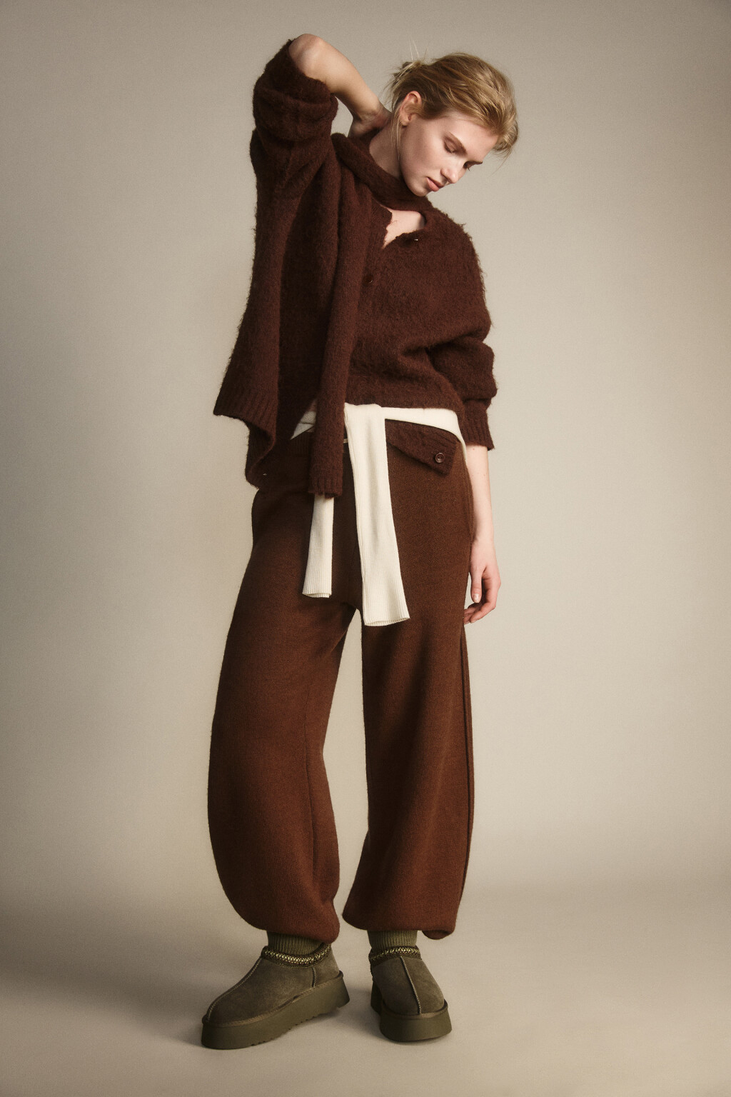 Ботинки-угги замшевые с вышивкой - цвет зеленый - 2