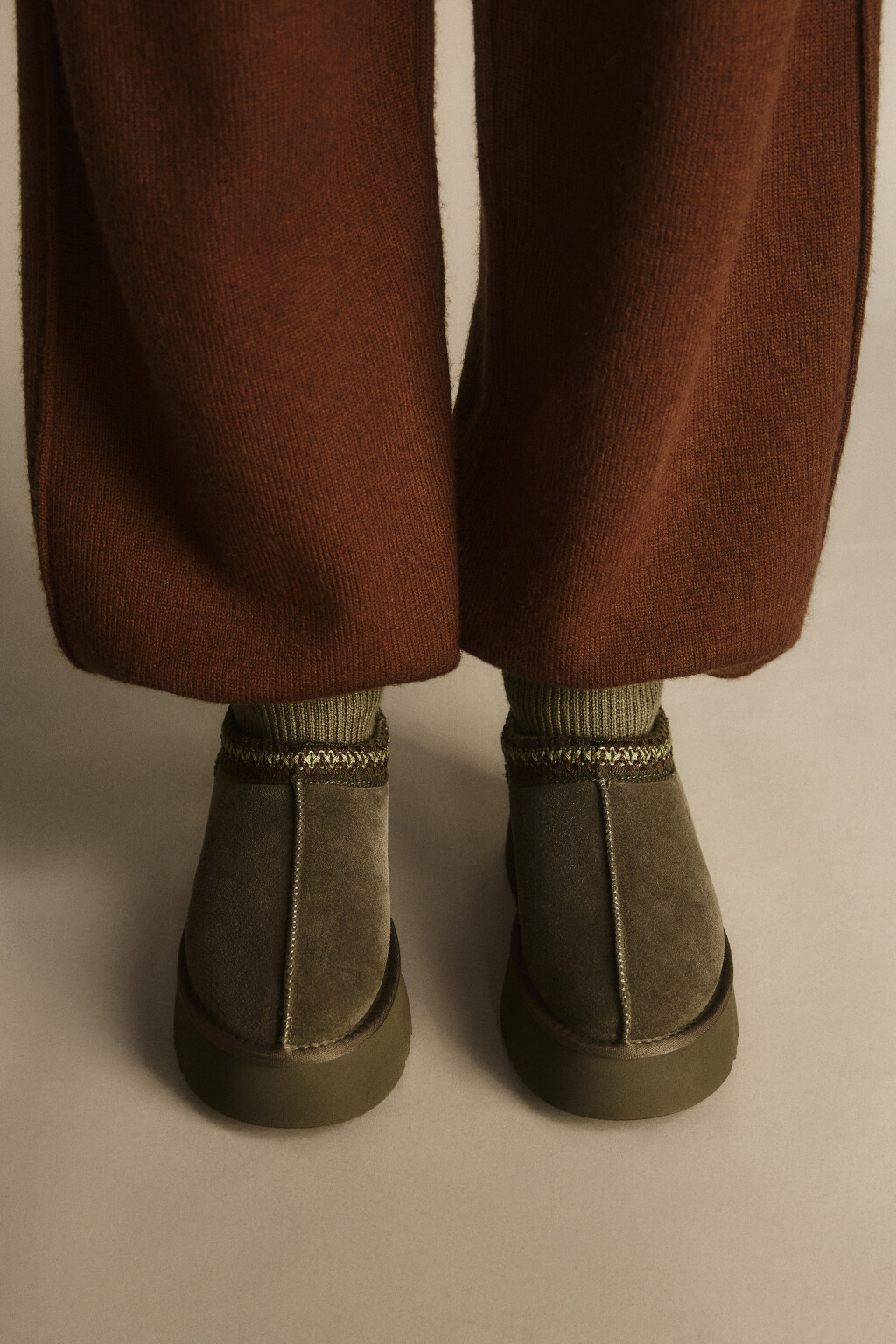 Ботинки-угги замшевые с вышивкой - цвет зеленый - 3