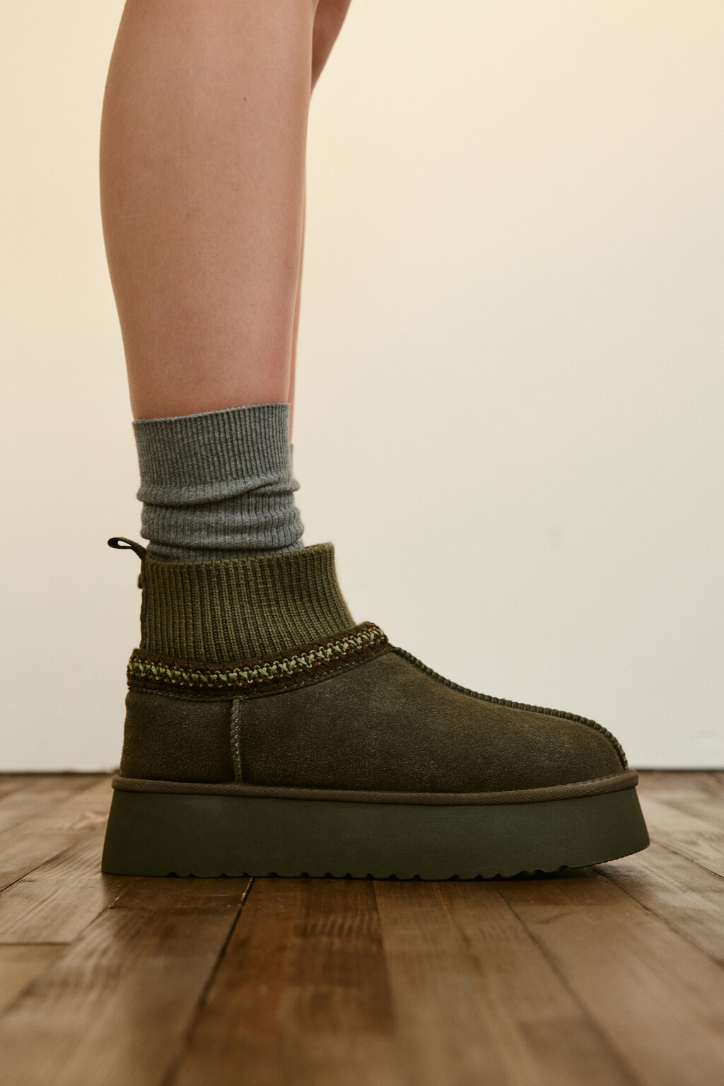 Ботинки-угги замшевые с вышивкой - цвет зеленый - 4