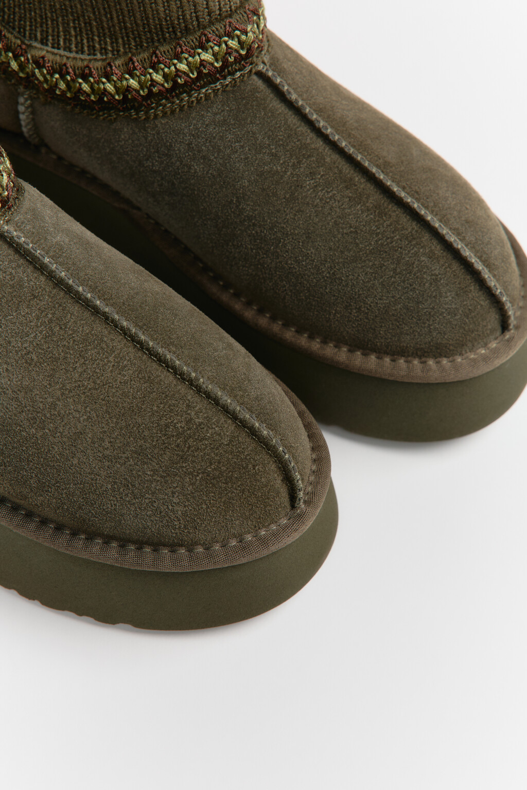 Ботинки-угги замшевые с вышивкой - цвет зеленый - 10