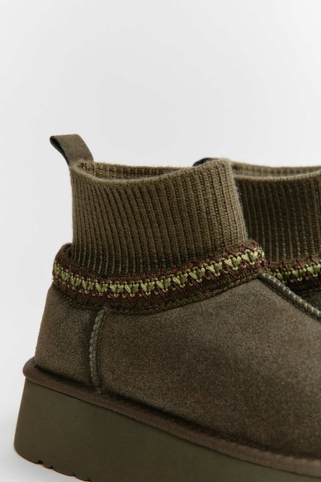 Ботинки-угги замшевые с вышивкой - цвет зеленый - 11