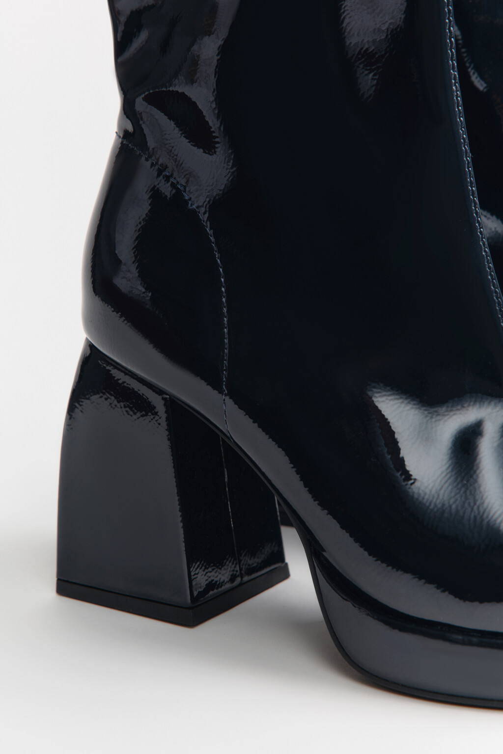 Ботильоны лаковые на массивном каблуке - цвет синий - 11