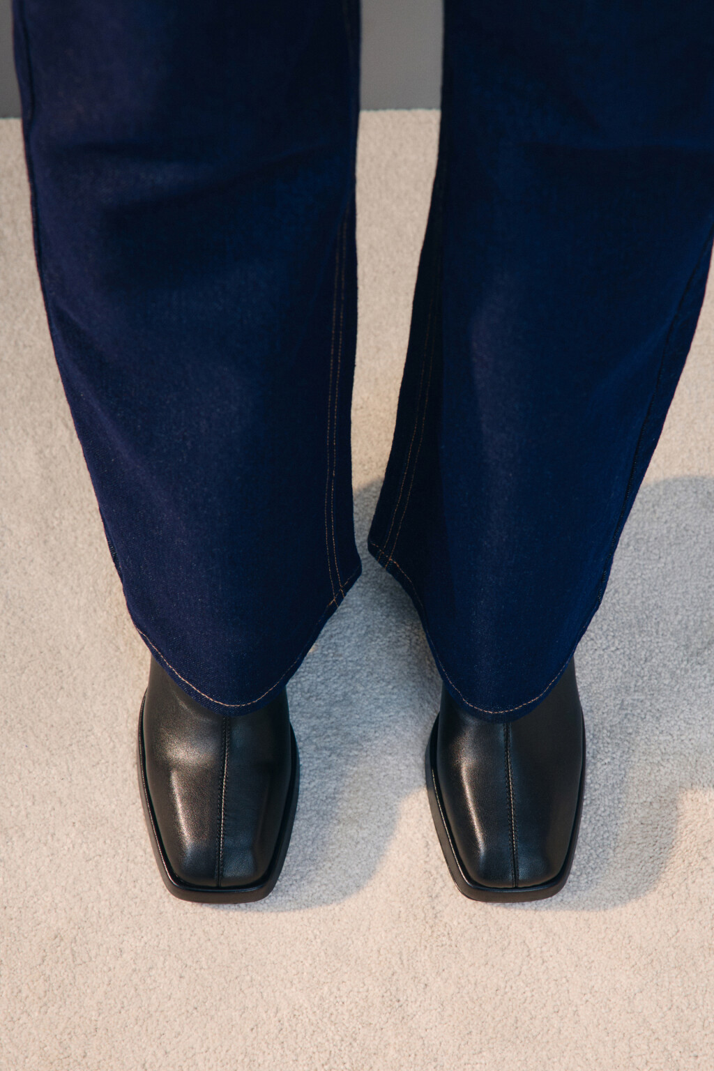 Ботильоны лаковые на массивном каблуке - цвет черный - 3