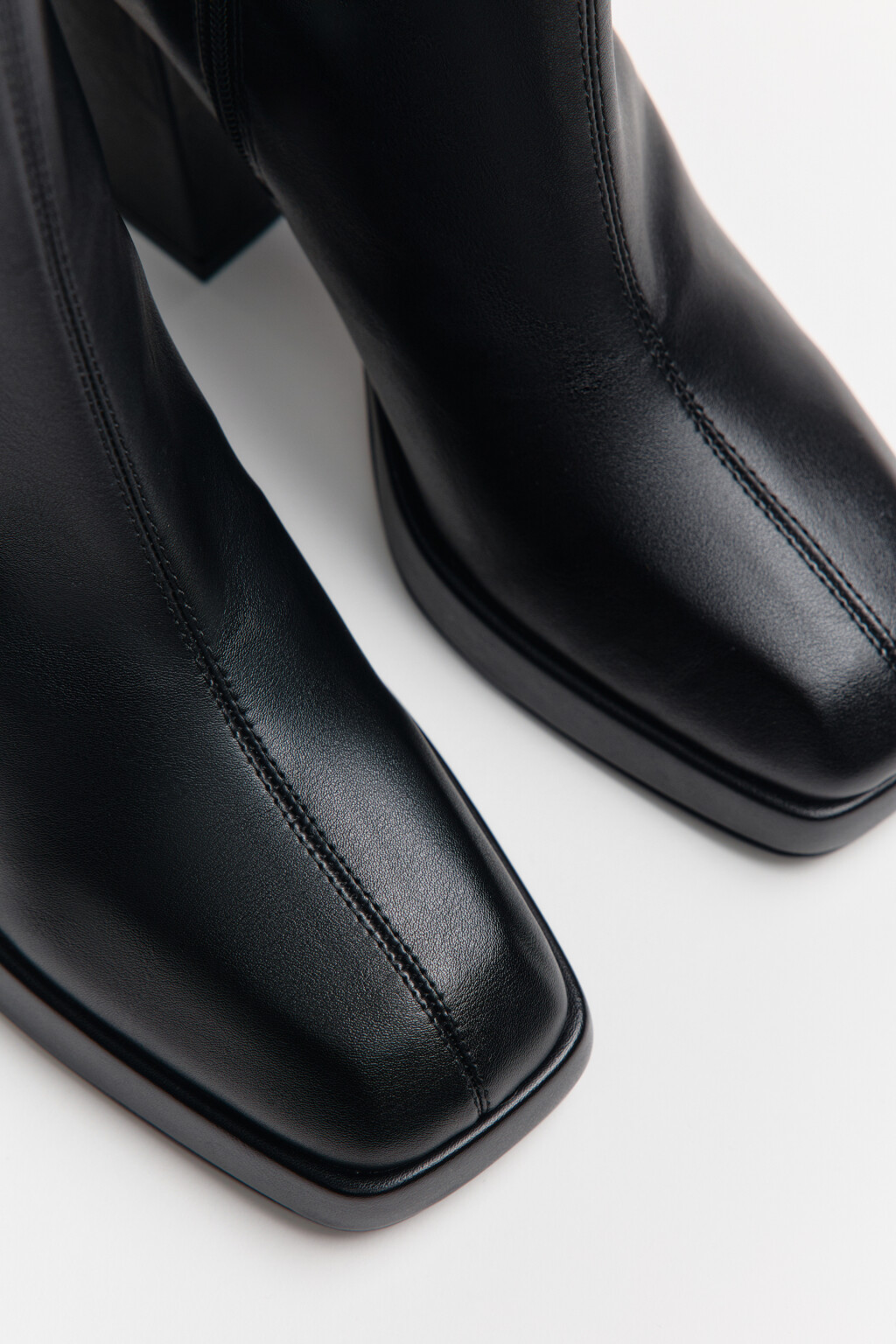 Ботильоны лаковые на массивном каблуке - цвет черный - 11