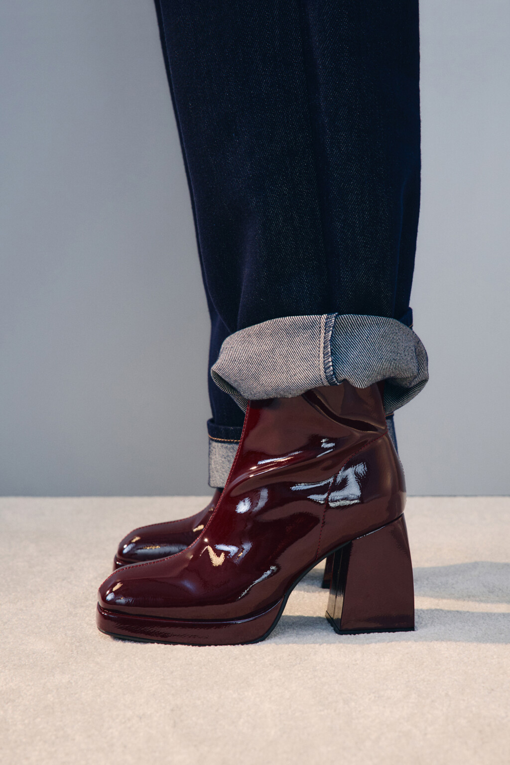 Ботильоны лаковые на массивном каблуке - цвет бордовый - 4