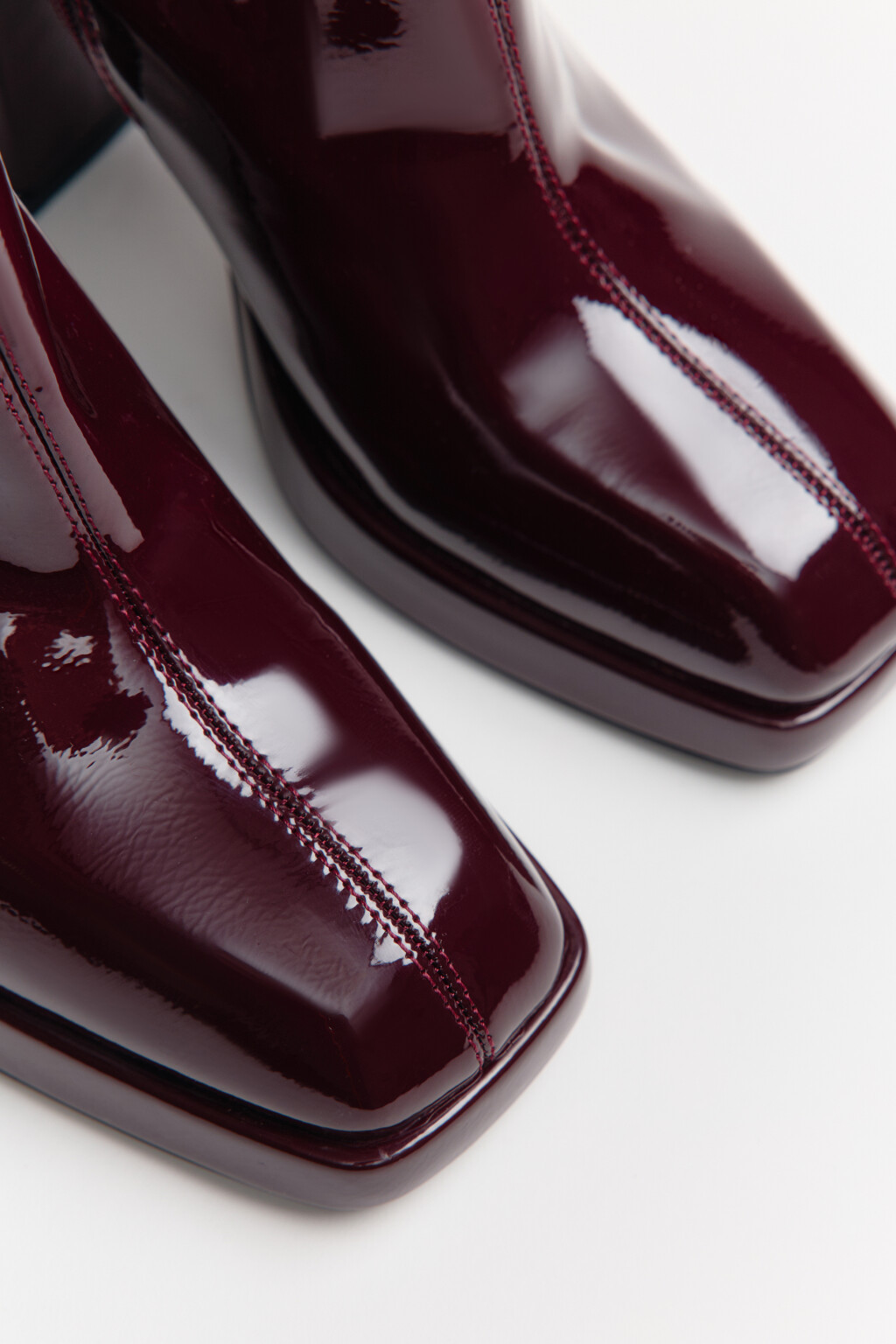 Ботильоны лаковые на массивном каблуке - цвет бордовый - 11