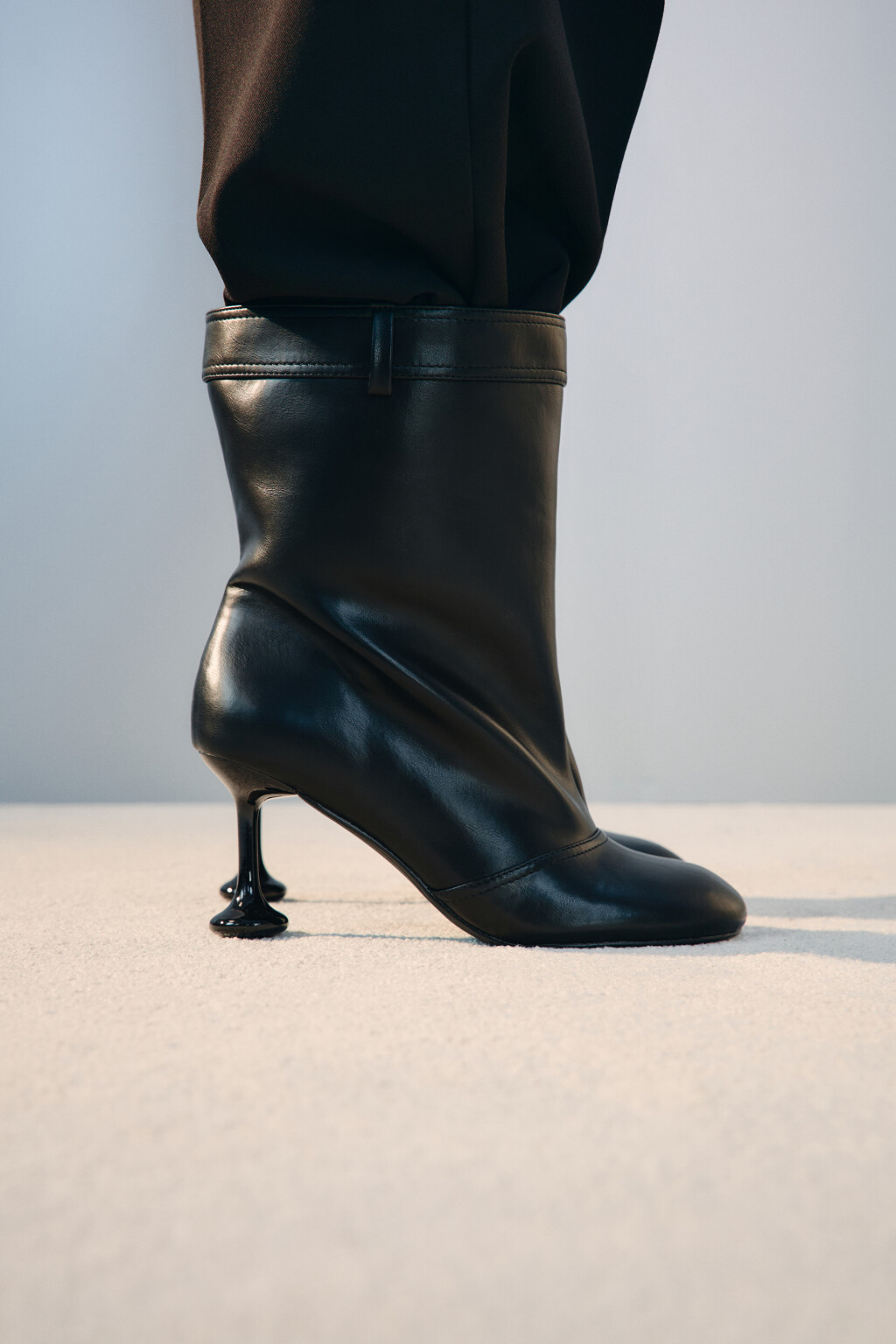 Ботильоны на фигурном каблуке - цвет черный - 3