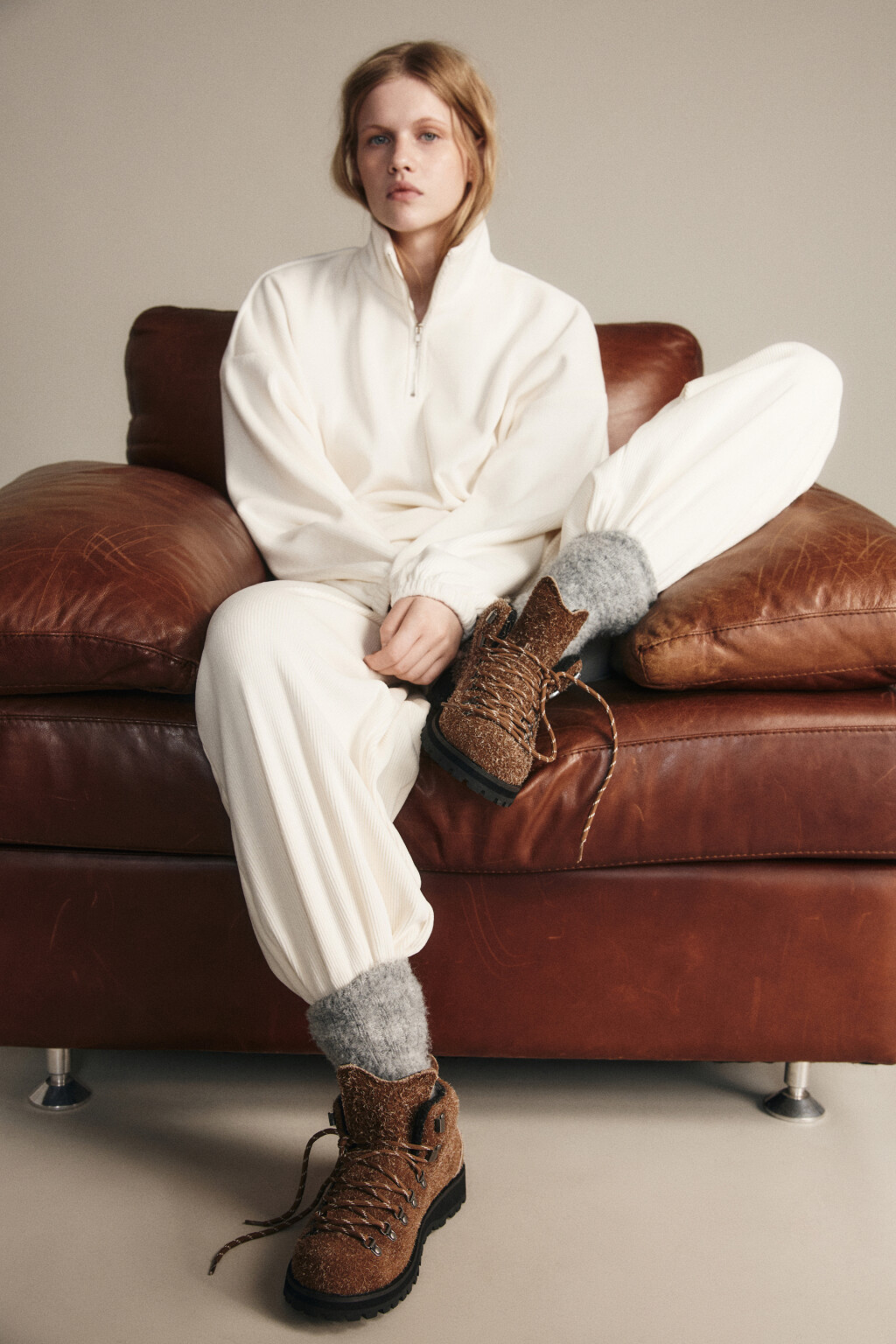 Ботинки замшевые с ворсистой фактурой - цвет коричневый - 2