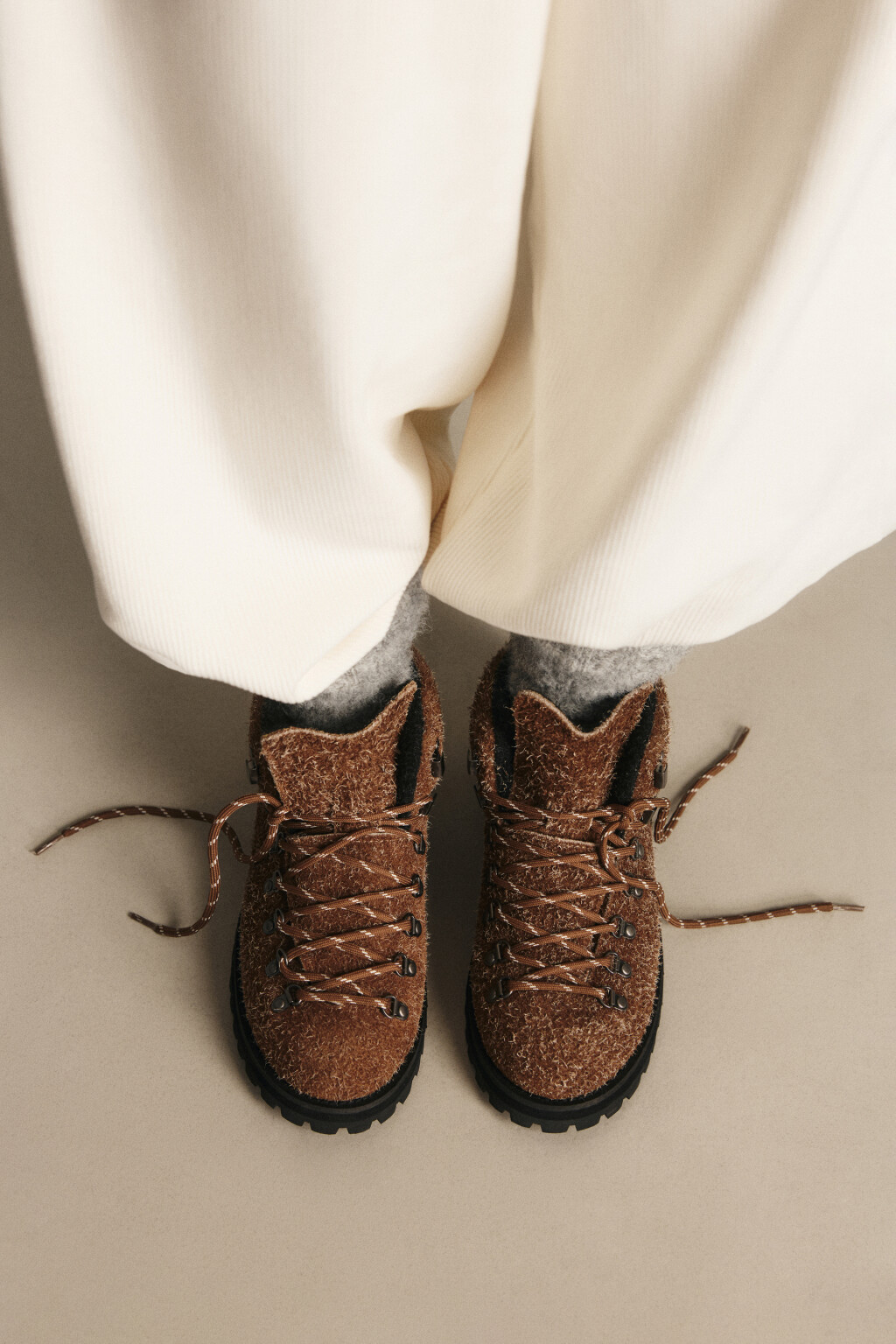Ботинки замшевые с ворсистой фактурой - цвет коричневый - 4