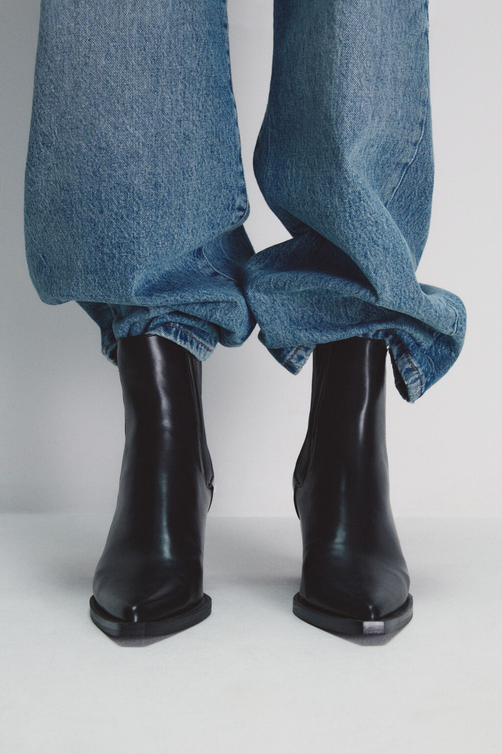 Ботинки с острым мысом и скошенным каблуком - цвет черный - 2