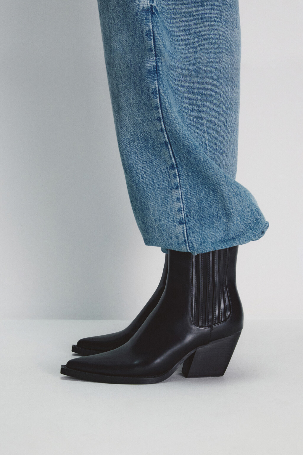 Ботинки с острым мысом и скошенным каблуком - цвет черный - 3