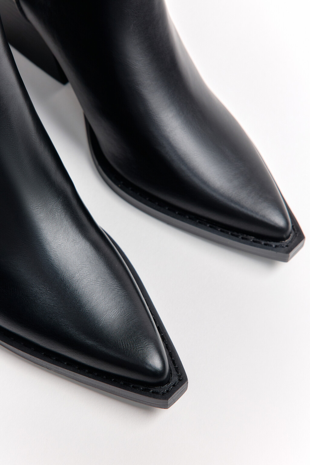 Ботинки с острым мысом и скошенным каблуком - цвет черный - 10