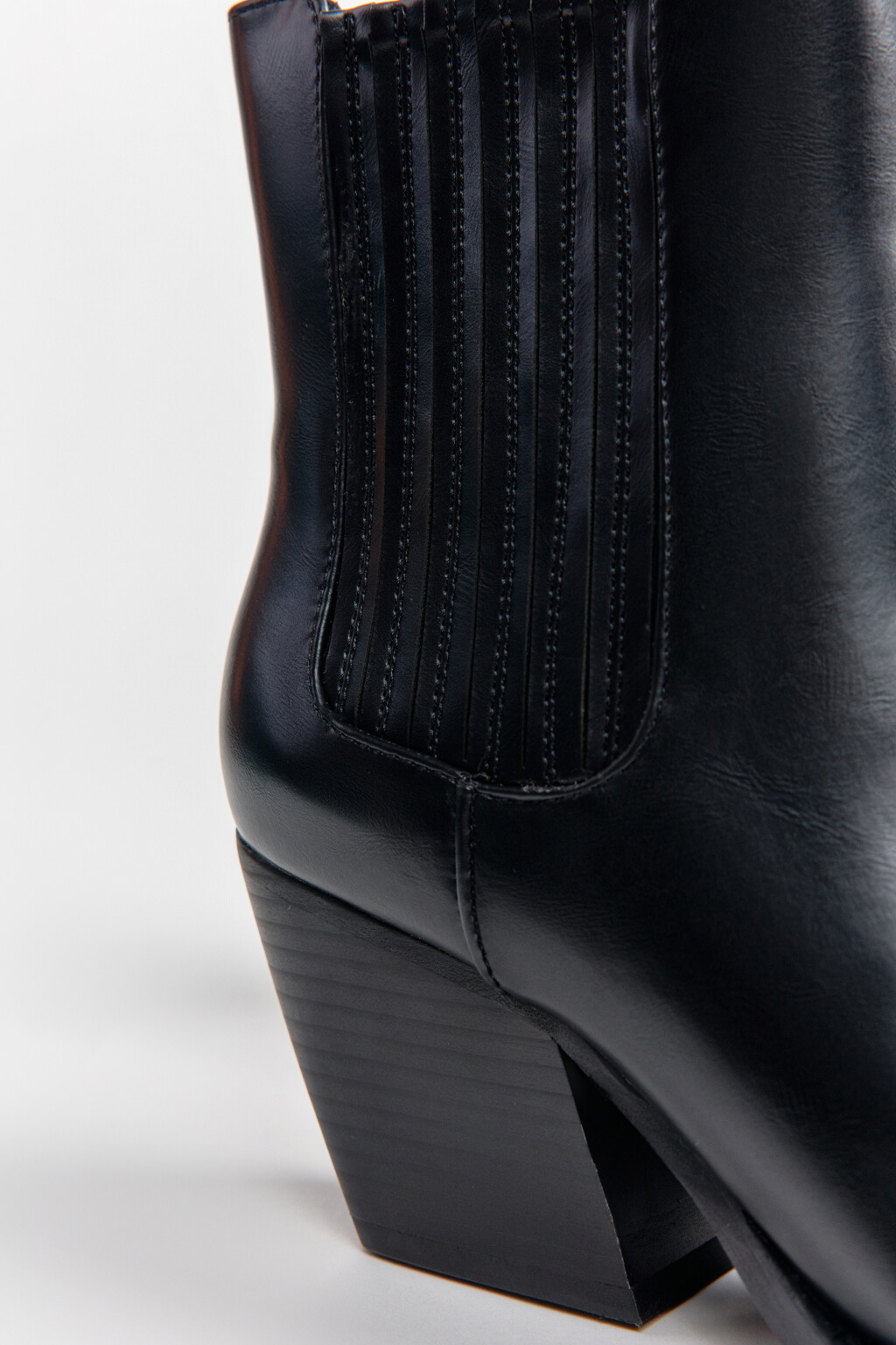 Ботинки с острым мысом и скошенным каблуком - цвет черный - 11