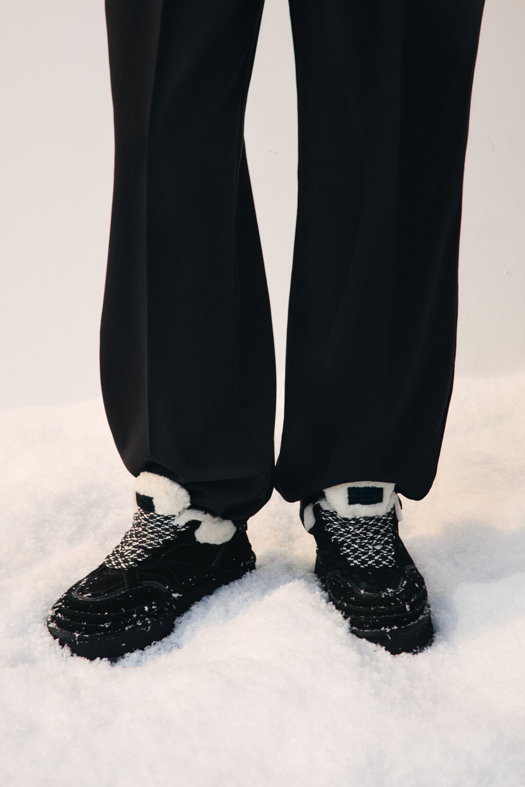 Ботинки замшевые с меховой отделкой - цвет черный - 2