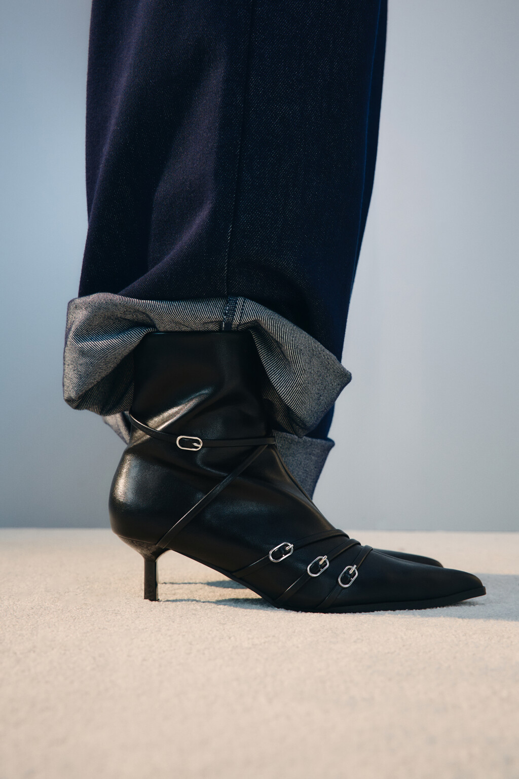 Ботильоны с декоративными ремешками - цвет черный - 2