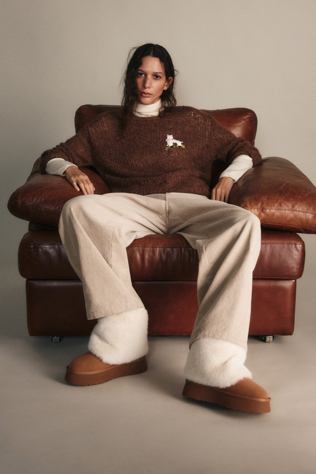 Ботинки-угги замшевые с меховой отделкой - цвет бежевый - 1