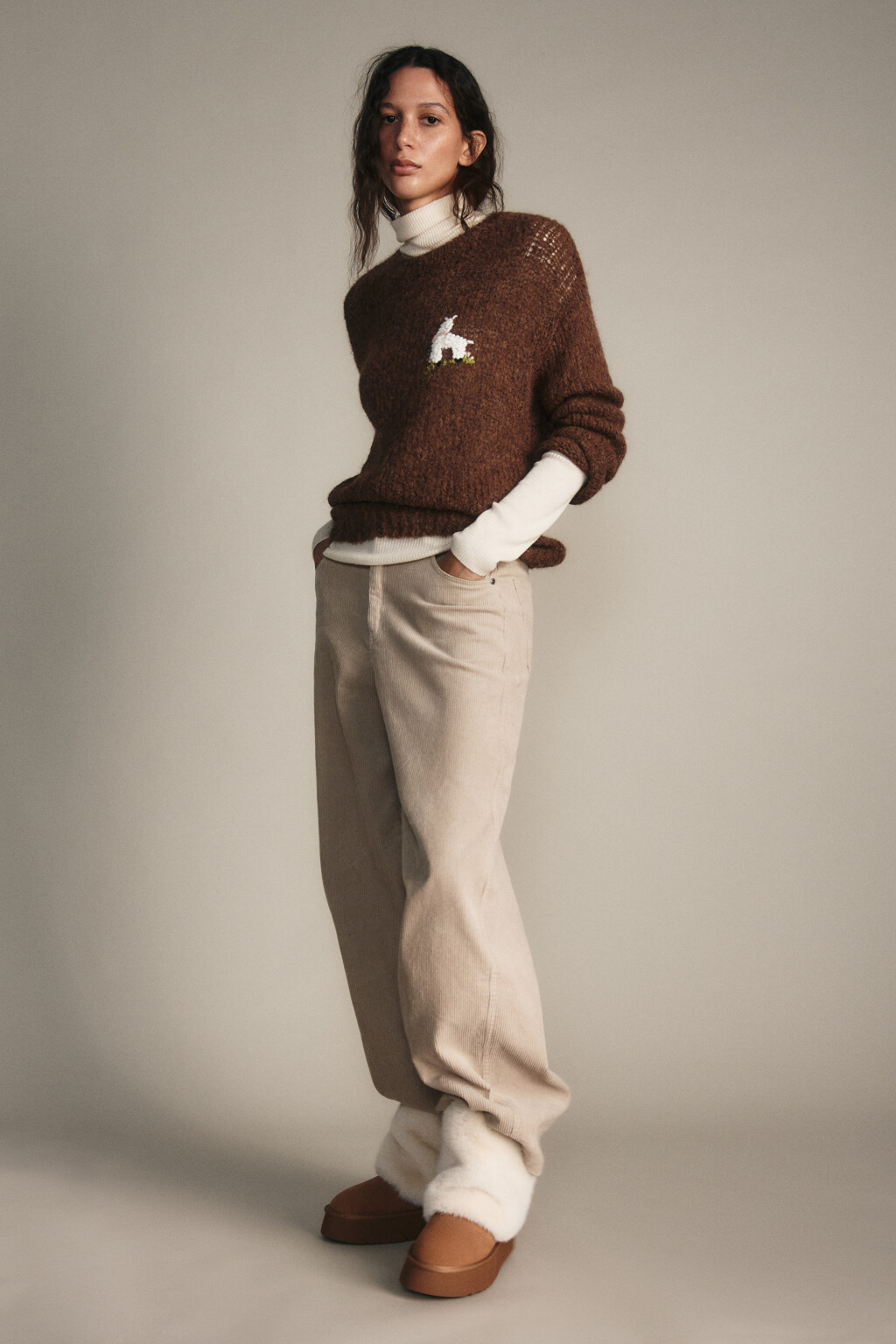 Ботинки-угги замшевые с меховой отделкой - цвет бежевый - 2