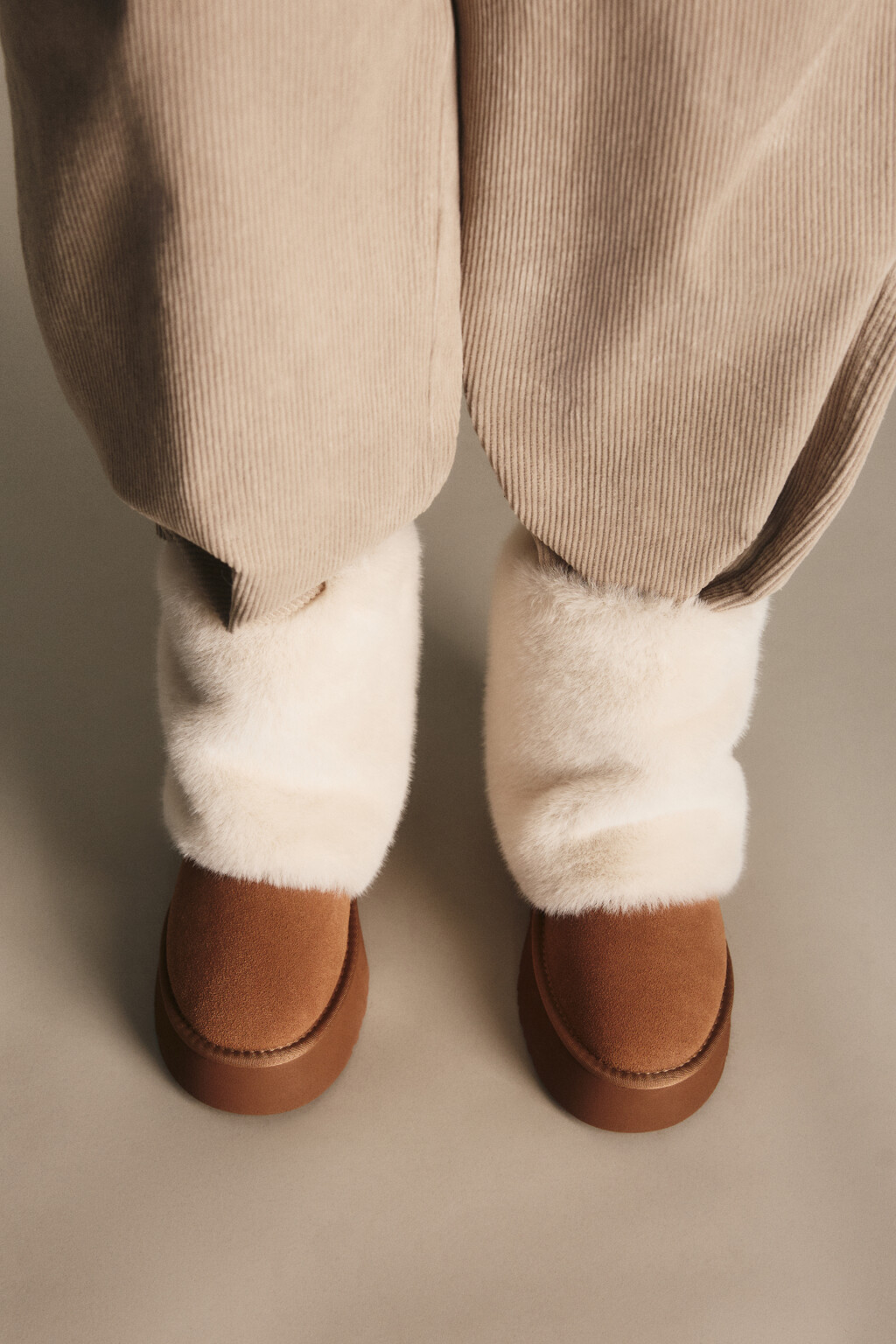 Ботинки-угги замшевые с меховой отделкой - цвет бежевый - 3