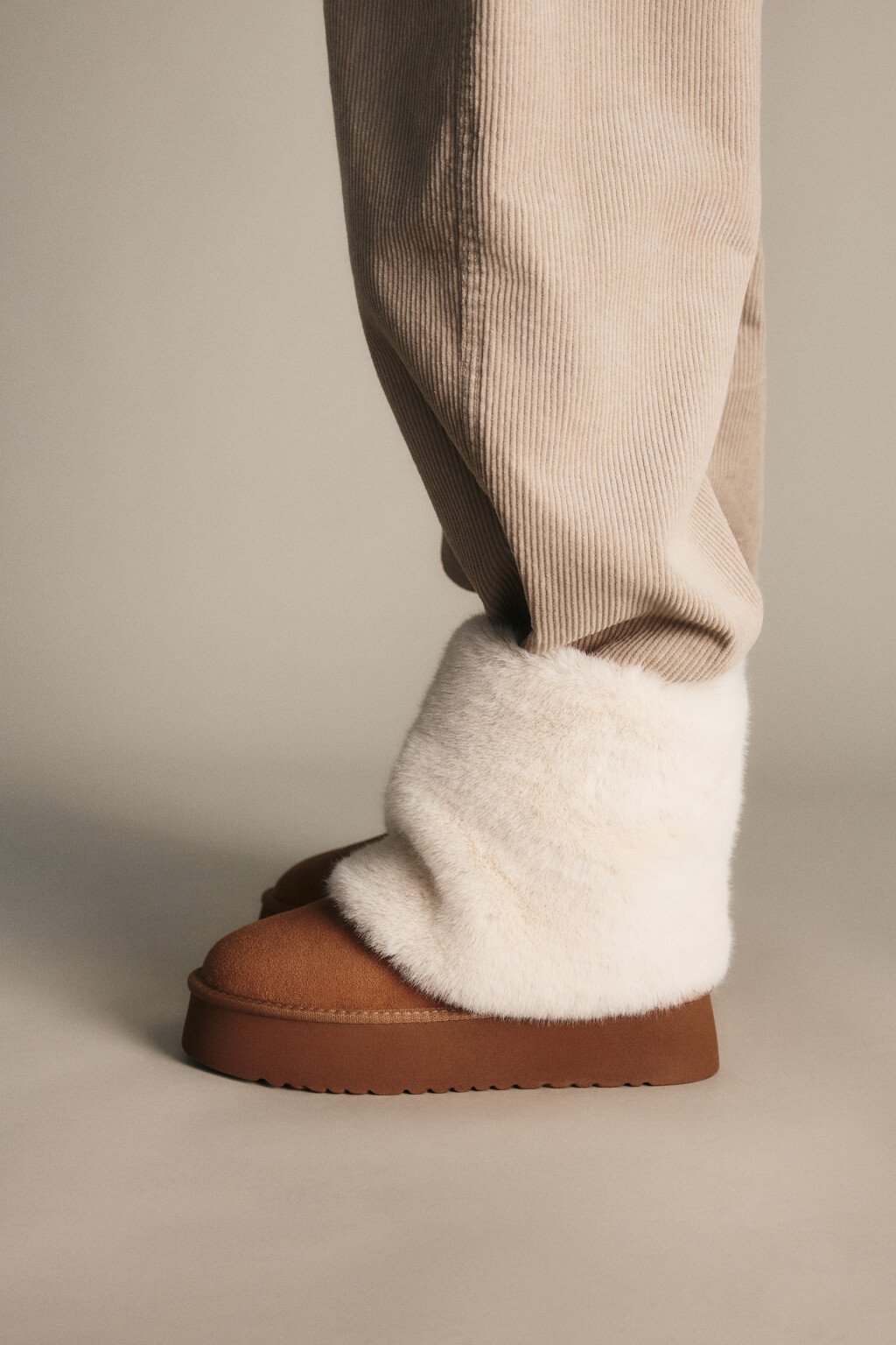 Ботинки-угги замшевые с меховой отделкой - цвет бежевый - 11