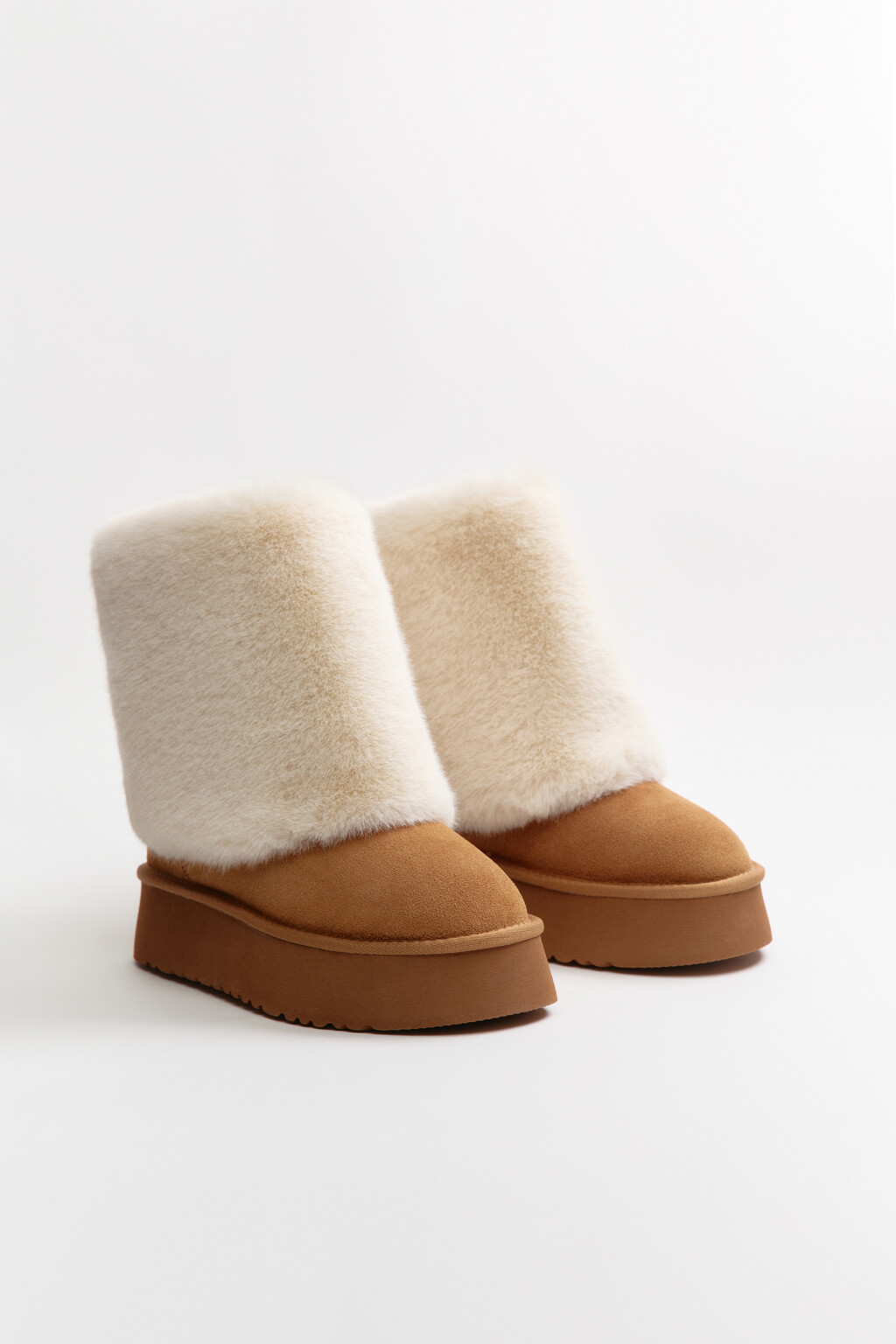 Ботинки-угги замшевые с меховой отделкой - цвет бежевый - 6