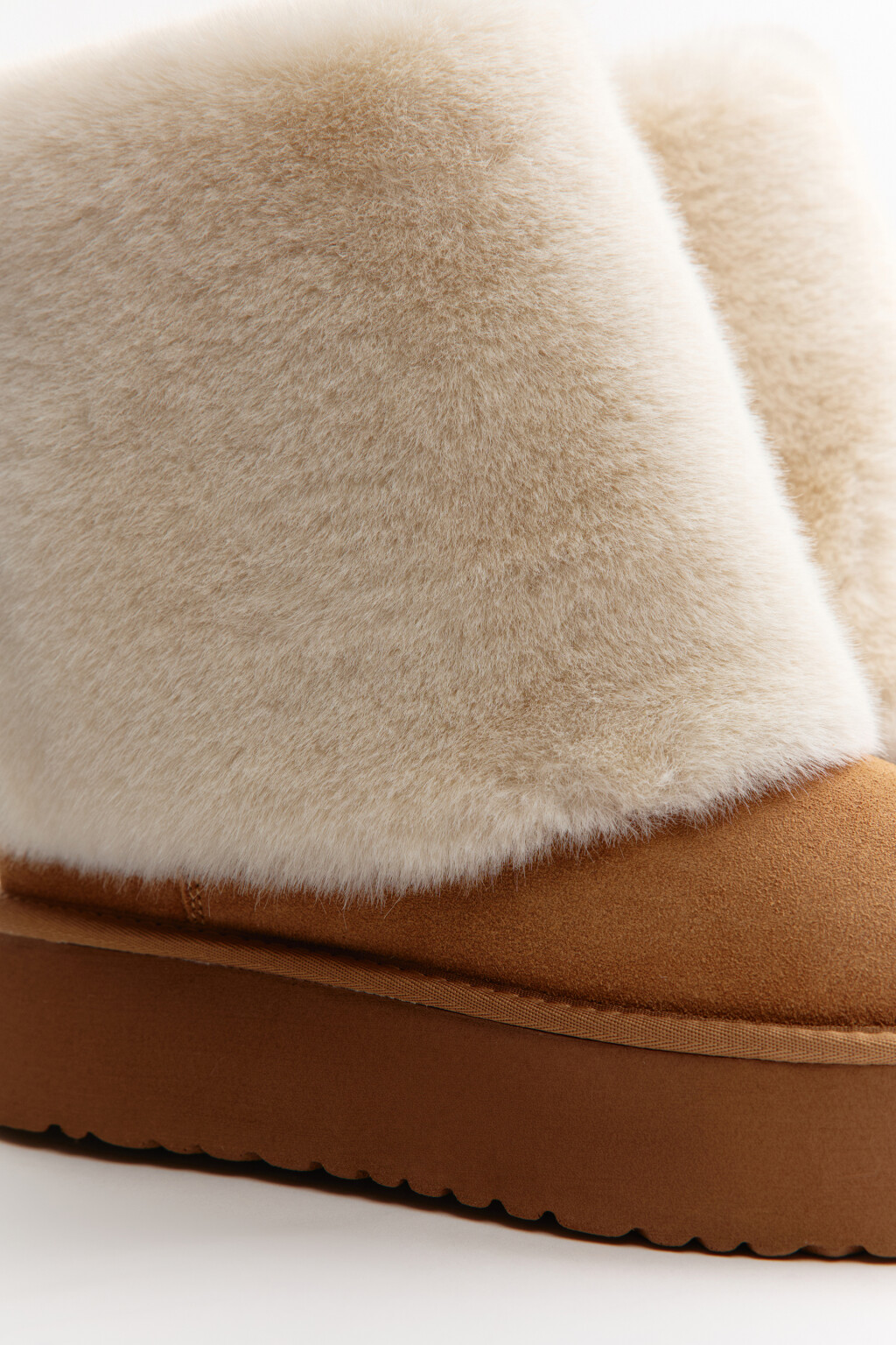 Ботинки-угги замшевые с меховой отделкой - цвет бежевый - 9