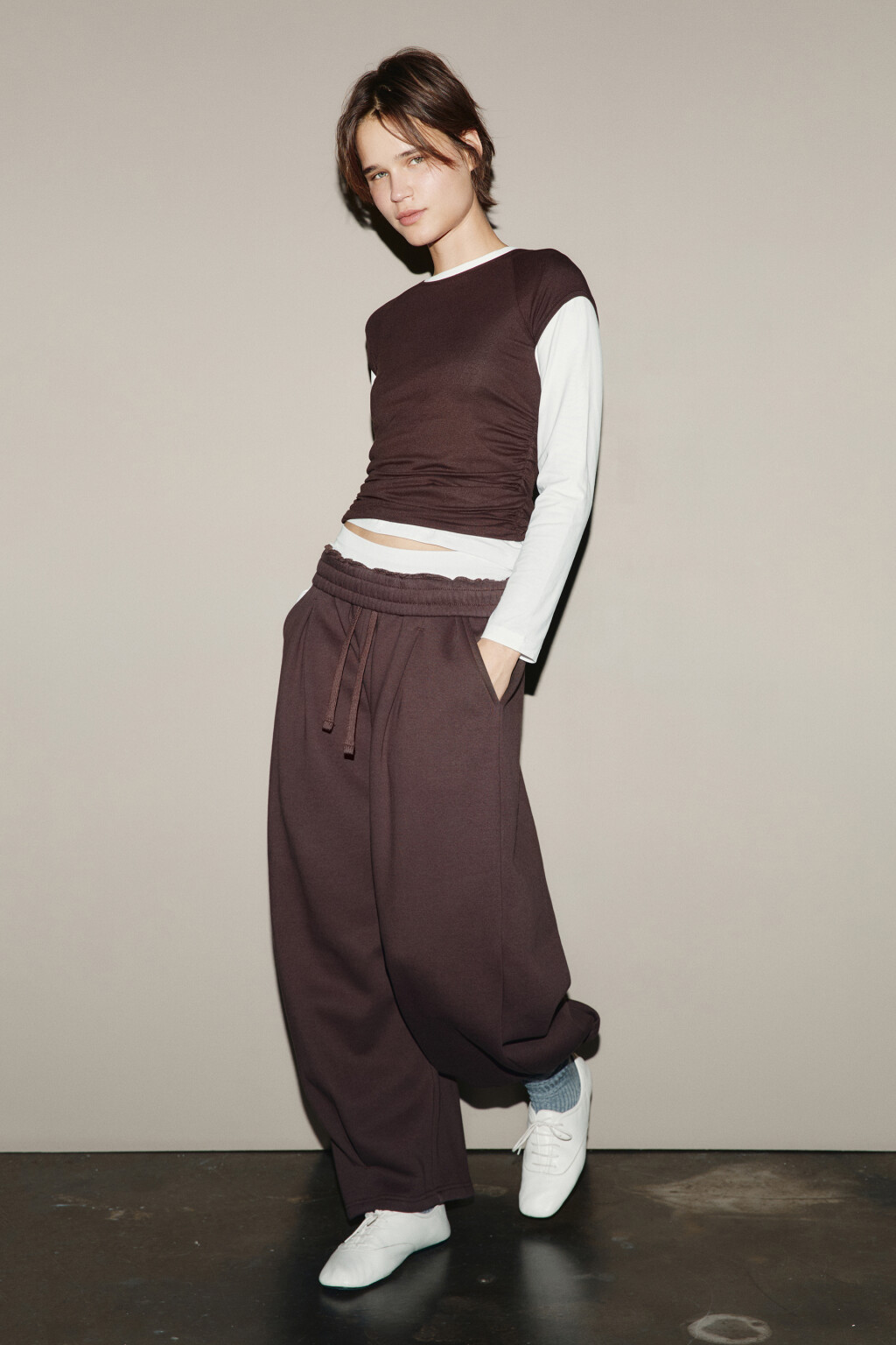 Брюки широкие из футера с защипами - цвет коричневый - 1