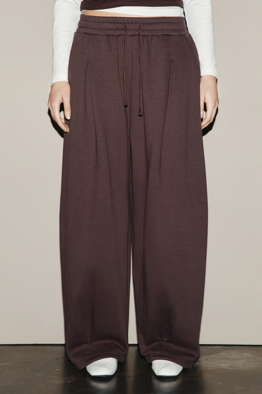 Брюки широкие из футера с защипами - цвет коричневый - 2
