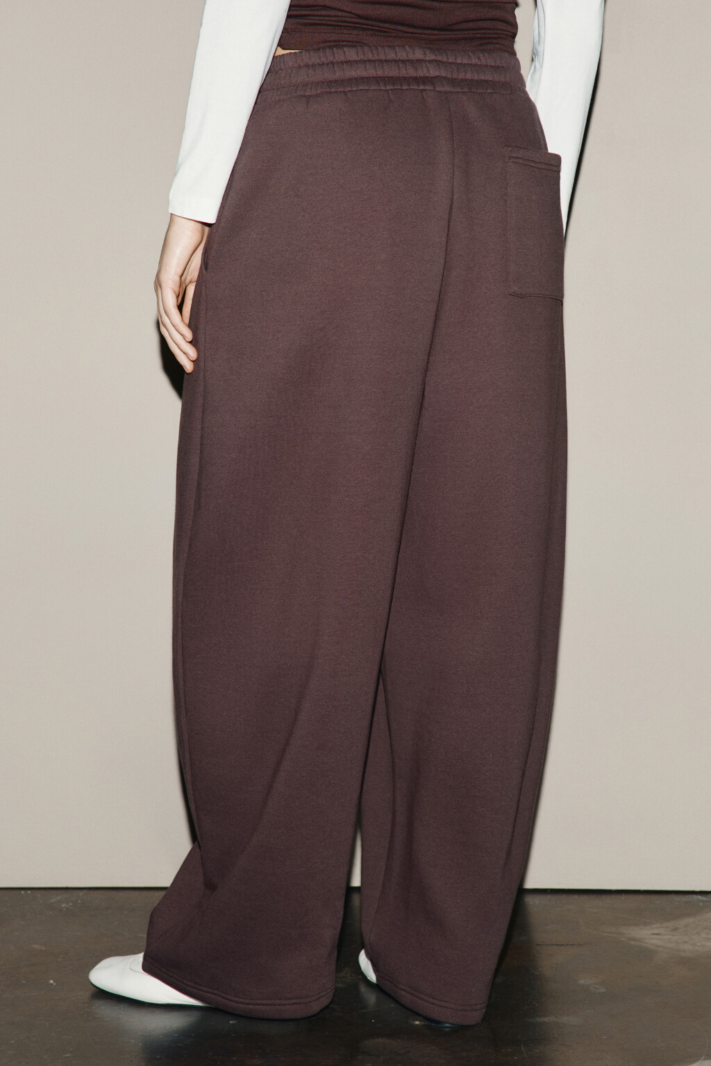 Брюки широкие из футера с защипами - цвет коричневый - 3