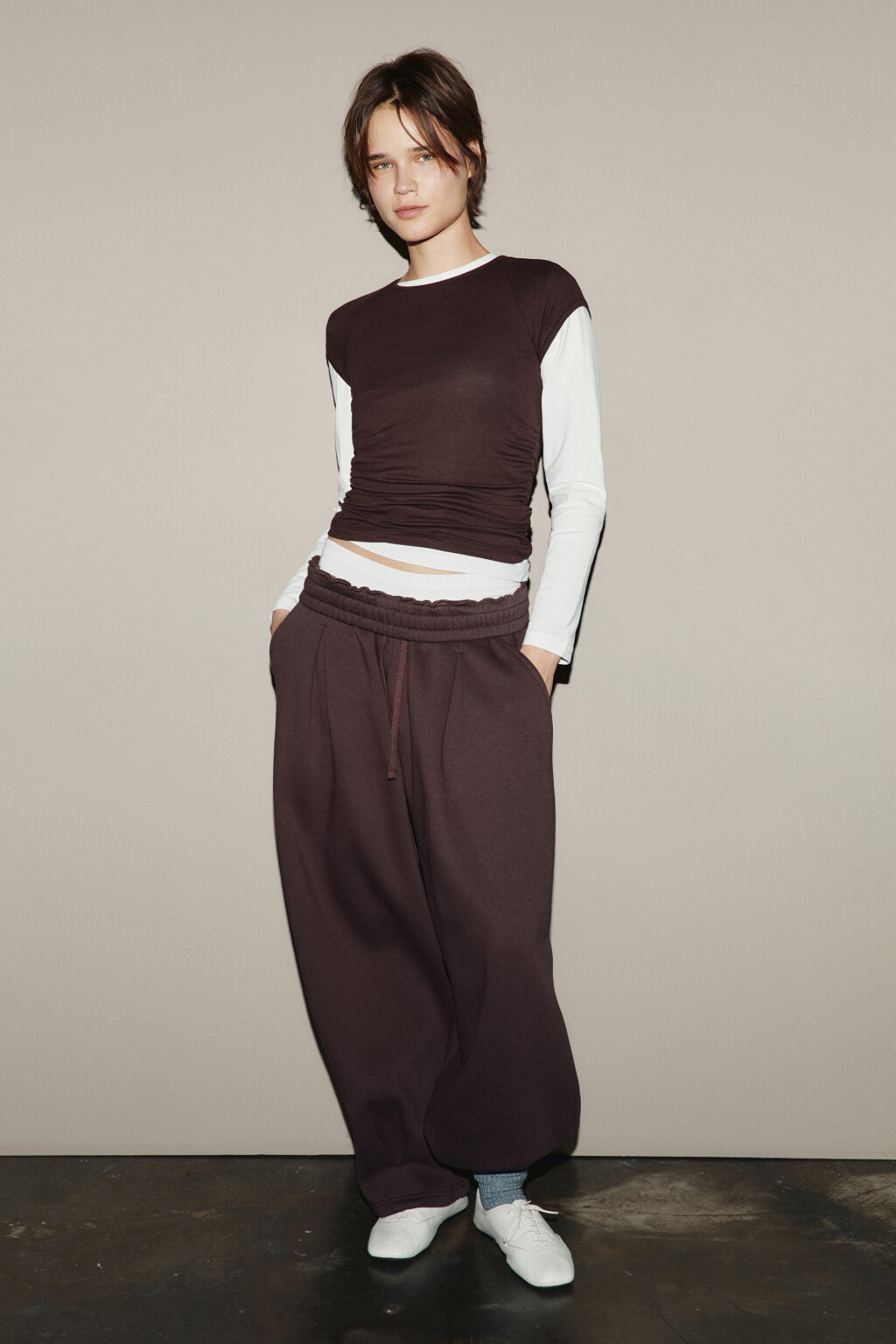 Брюки широкие из футера с защипами - цвет коричневый - 4