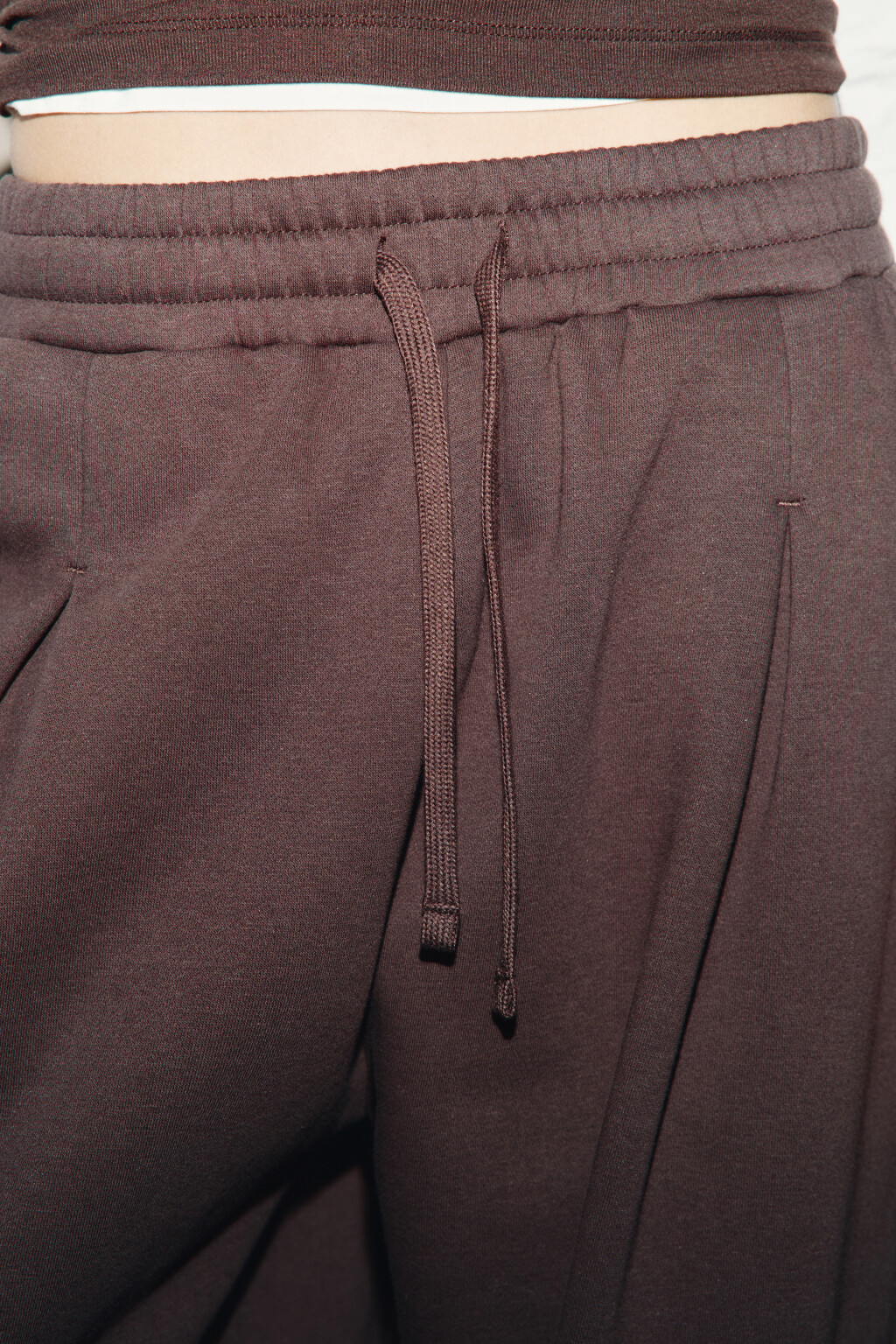 Брюки широкие из футера с защипами - цвет коричневый - 5