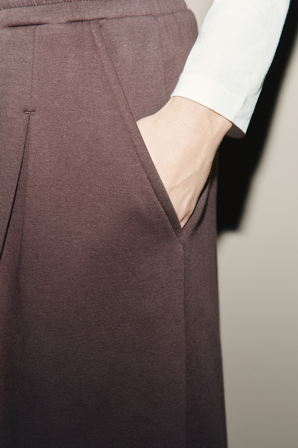 Брюки широкие из футера с защипами - цвет коричневый - 6