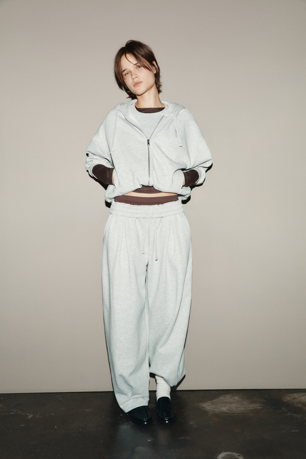 Брюки широкие из футера с защипами - цвет серый - 2