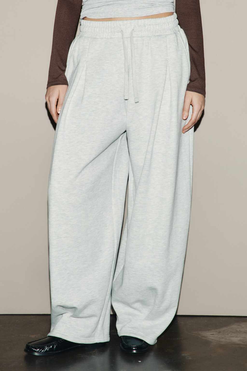 Брюки широкие из футера с защипами - цвет серый - 3