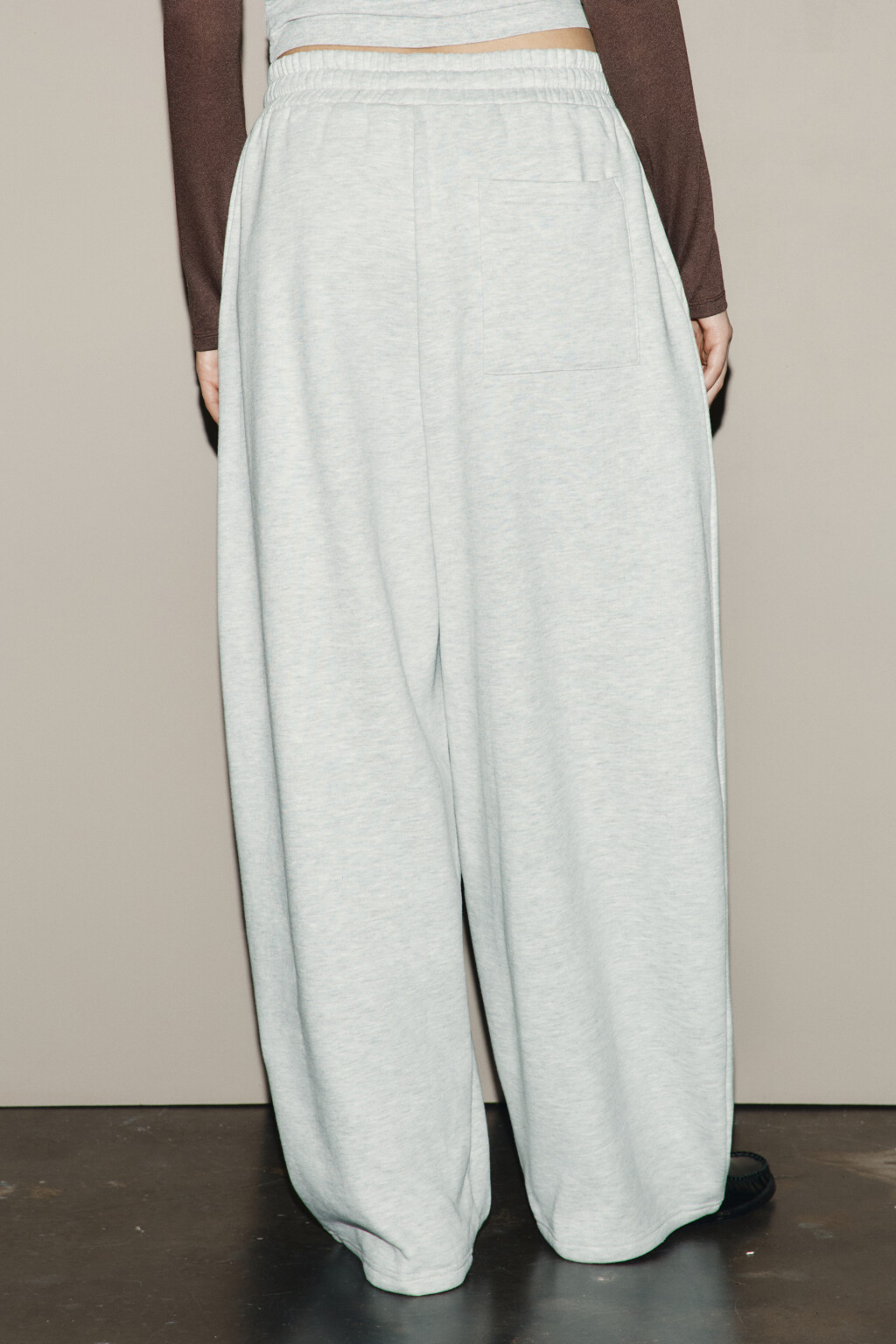 Брюки широкие из футера с защипами - цвет серый - 4