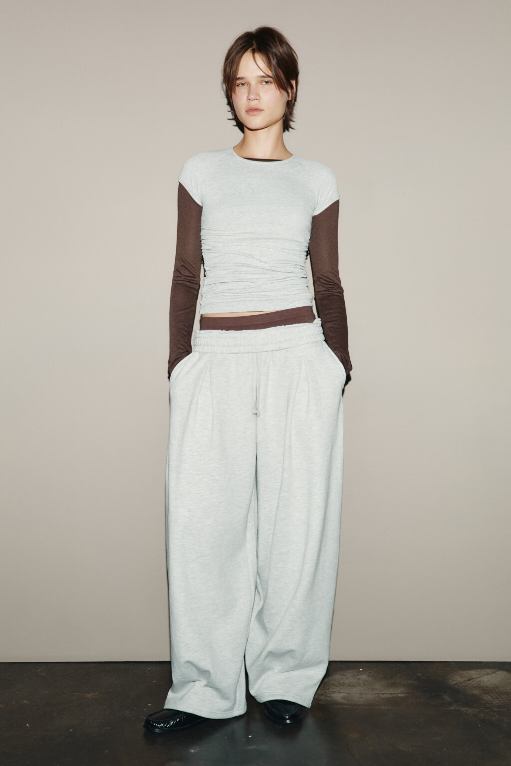 Брюки широкие из футера с защипами - цвет серый - 5