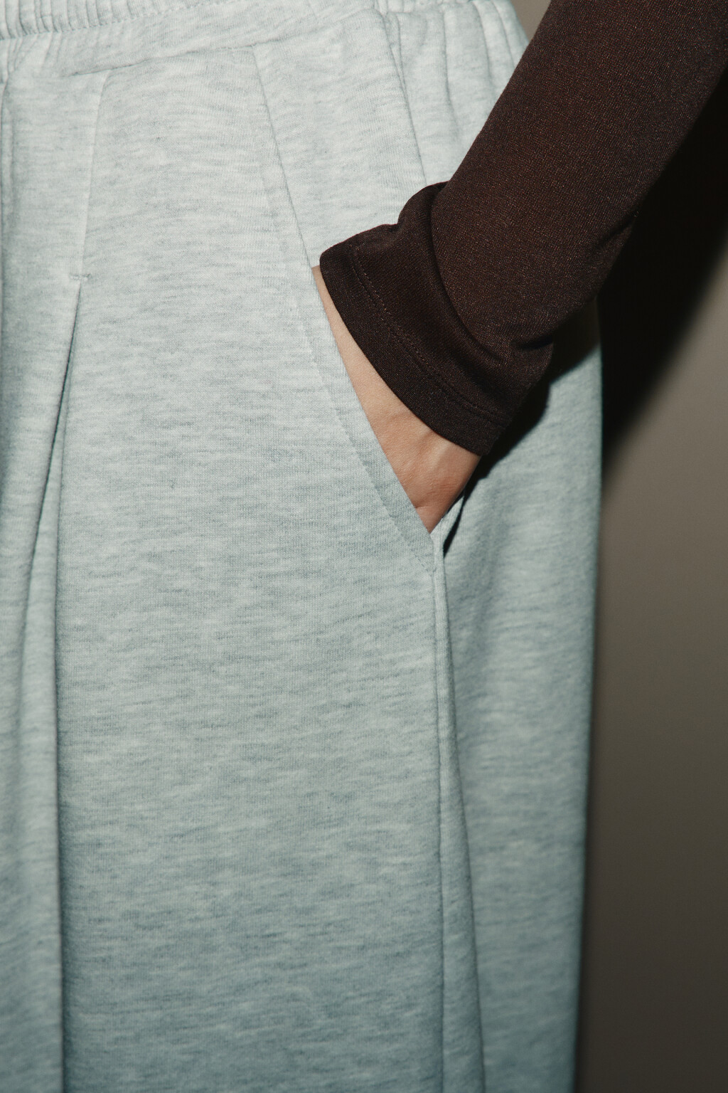 Брюки широкие из футера с защипами - цвет серый - 7