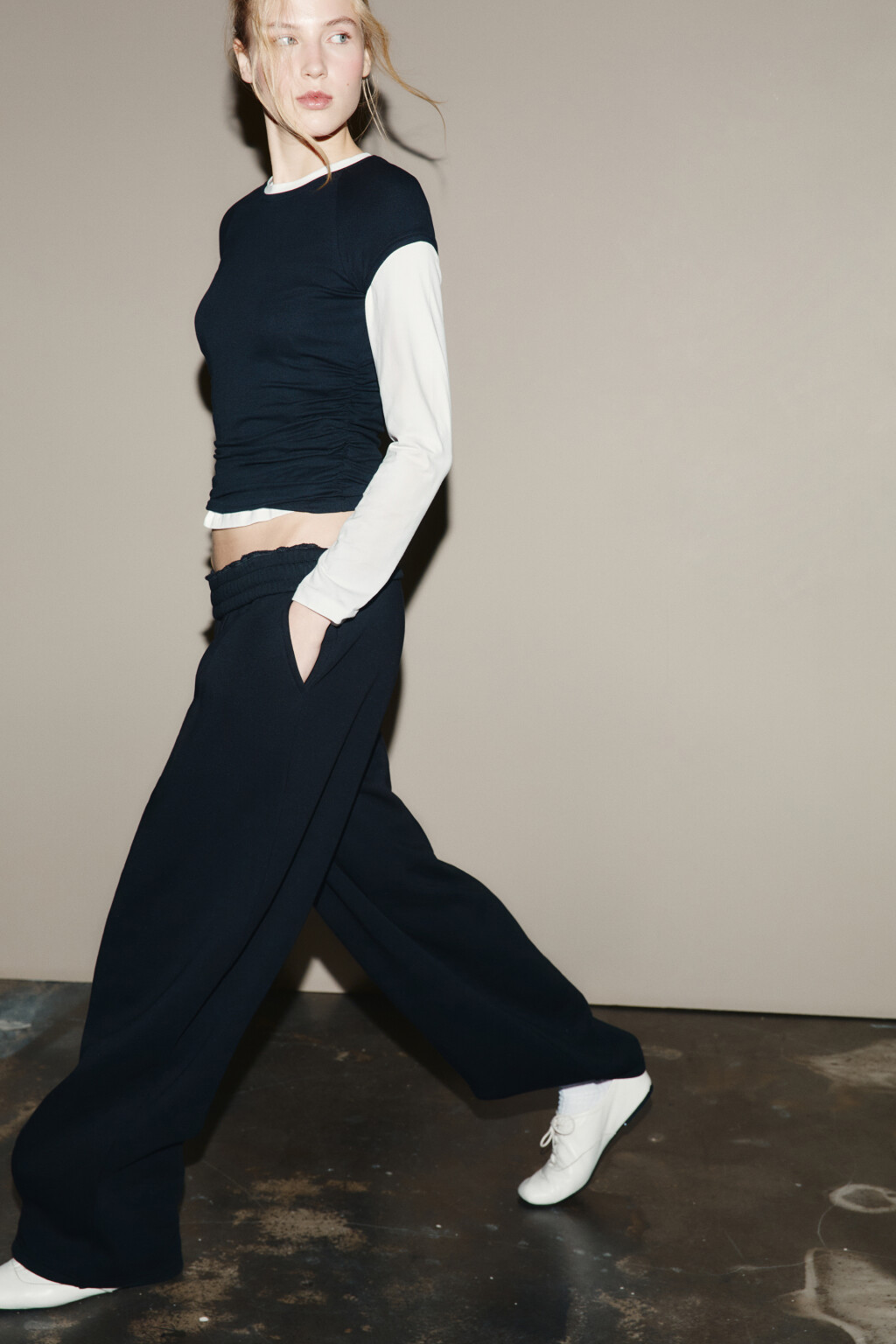 Брюки широкие из футера с защипами - цвет черный - 1