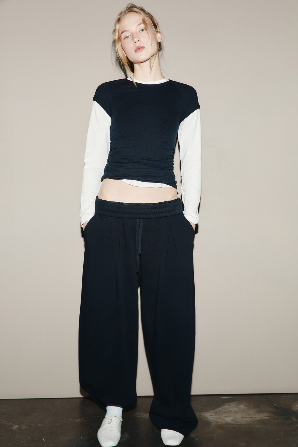 Брюки широкие из футера с защипами - цвет черный - 2