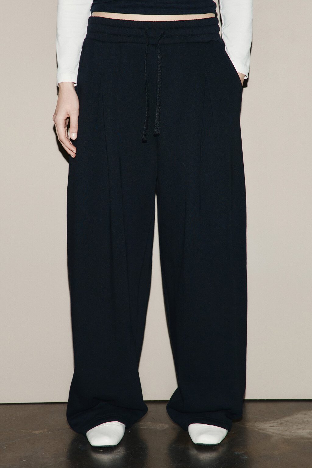 Брюки широкие из футера с защипами - цвет черный - 3