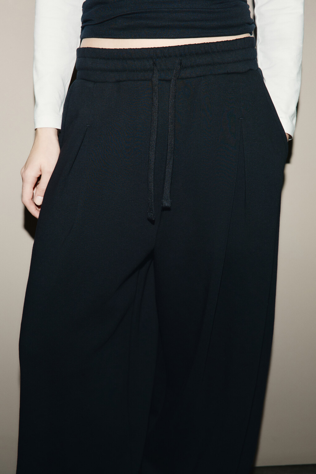 Брюки широкие из футера с защипами - цвет черный - 6