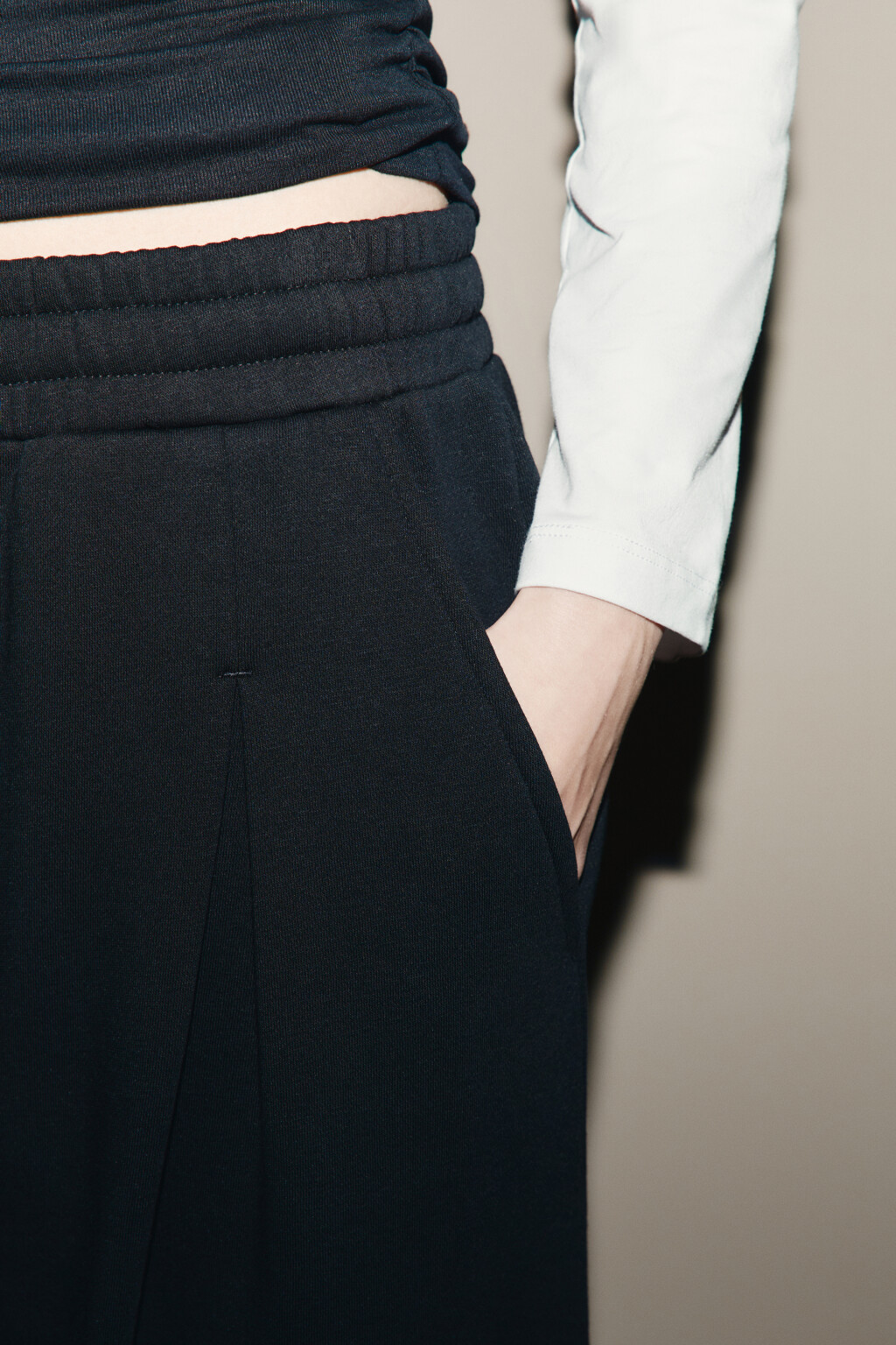 Брюки широкие из футера с защипами - цвет черный - 7