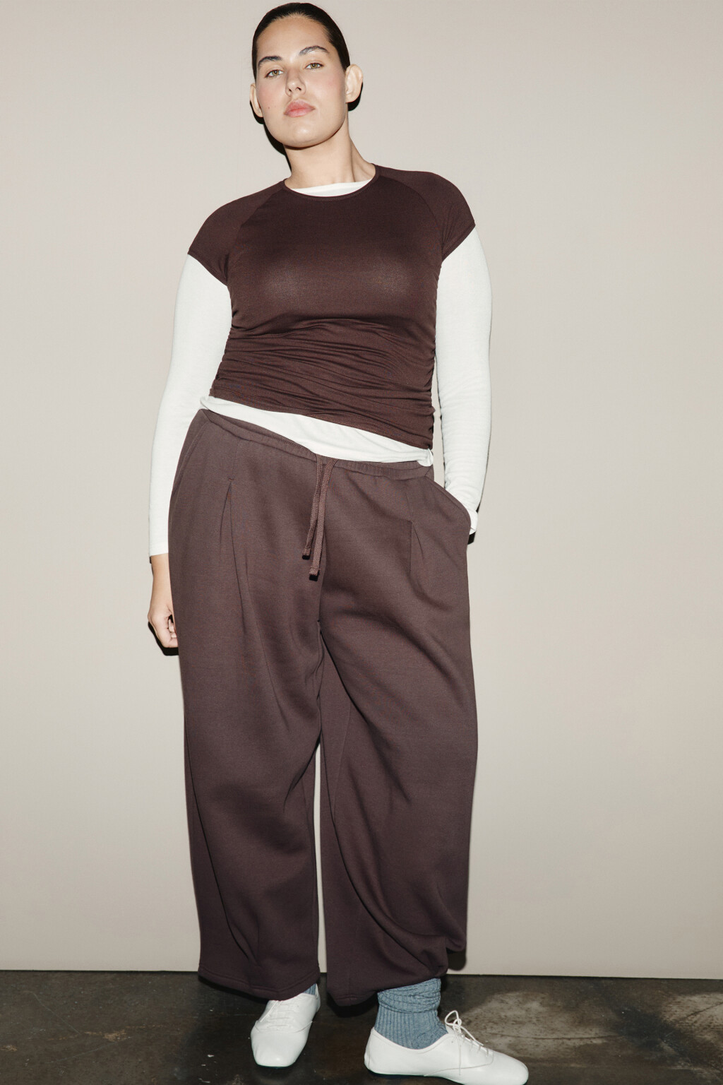 Брюки широкие из футера с защипами - цвет коричневый - 1