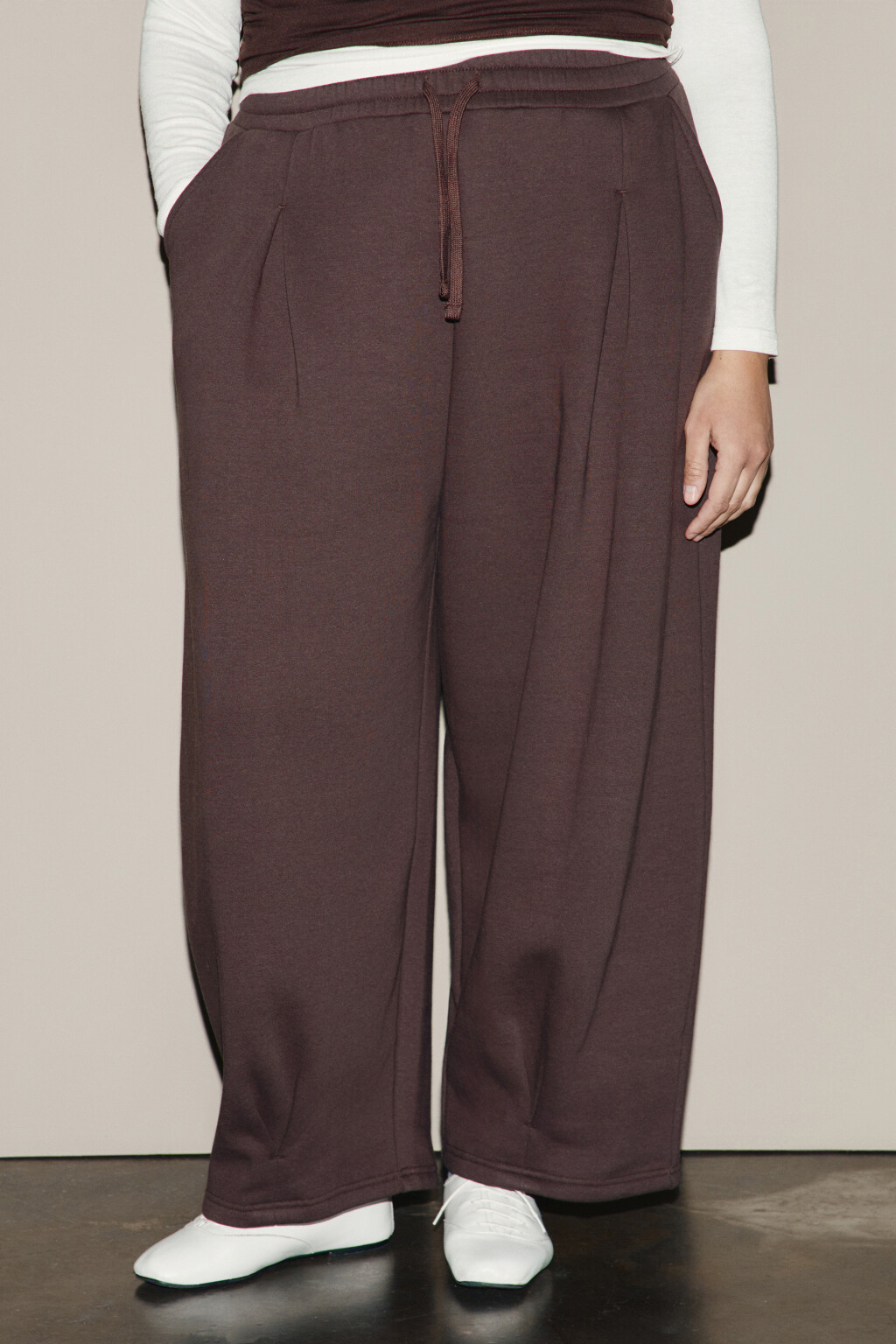 Брюки широкие из футера с защипами - цвет коричневый - 2